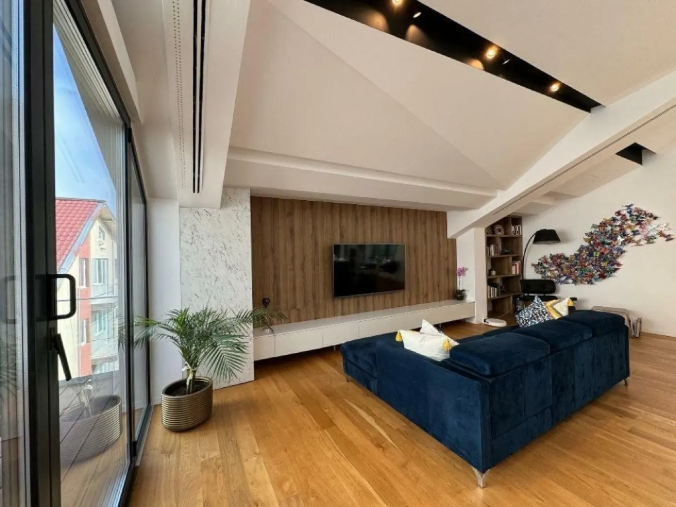 Superb duplex cu 4 camere şi terase mari - Descoperiţi acest duplex minunat de 190mÂ˛ (129mÂ˛ utili şi 60mÂ˛ terase), conceput pentru a oferi confort, spaţiu şi linişte întregii familii. Situat într-un mediu liniştit şi sigur, la marginea pădurii Băneasa, această proprietate rară combină liniştea naturii cu proximitatea faţă de facilităţile din Bucureşti, la doar 15 minute de centrul oraşului. Caracteristici principale: * 3 dormitoare spaţioase, inclusiv o suită matrimonială cu un dressing imens şi o baie luminoasă. * 2 băi moderne. * Living mare cu bucătărie deschisă, ideal pentru momente de convivialitate în familie. * Înălţime a tavanului de peste 5 metri, creând spaţii generoase, scăldate în lumină naturală. * Trei terase mari, inclusiv una imensă de 45mÂ˛ la parter, perfectă pentru grătare în familie, o terasă de 15mÂ˛ la etaj, pregătită pentru instalarea unui jacuzzi (racorduri şi postament existente), pentru a vă bucura de momente de relaxare în intimitate, şi o grădină * O spălătoria echipată * Mediu rezidenţial foarte liniştit şi sigur, ideal pentru familii, cu locuri de joacă în apropiere şi trafic redus. În preţ sunt incluse două locuri de parcare subteraneÂ şiÂ o boxa închis, pentru un plus de confort şi securitate. O oportunitate de neratat!Â Contactaţi-ne acum pentru a organiza o vizionare şi lăsaţi-vă seduşi de acest mediu excepţional.