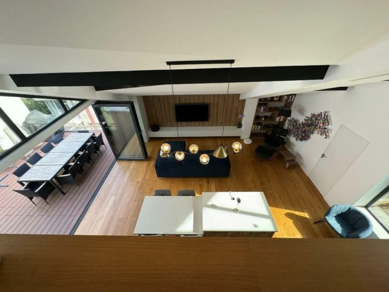 Superb duplex cu 4 camere şi terase mari - Descoperiţi acest duplex minunat de 190mÂ˛ (129mÂ˛ utili şi 60mÂ˛ terase), conceput pentru a oferi confort, spaţiu şi linişte întregii familii. Situat într-un mediu liniştit şi sigur, la marginea pădurii Băneasa, această proprietate rară combină liniştea naturii cu proximitatea faţă de facilităţile din Bucureşti, la doar 15 minute de centrul oraşului. Caracteristici principale: * 3 dormitoare spaţioase, inclusiv o suită matrimonială cu un dressing imens şi o baie luminoasă. * 2 băi moderne. * Living mare cu bucătărie deschisă, ideal pentru momente de convivialitate în familie. * Înălţime a tavanului de peste 5 metri, creând spaţii generoase, scăldate în lumină naturală. * Trei terase mari, inclusiv una imensă de 45mÂ˛ la parter, perfectă pentru grătare în familie, o terasă de 15mÂ˛ la etaj, pregătită pentru instalarea unui jacuzzi (racorduri şi postament existente), pentru a vă bucura de momente de relaxare în intimitate, şi o grădină * O spălătoria echipată * Mediu rezidenţial foarte liniştit şi sigur, ideal pentru familii, cu locuri de joacă în apropiere şi trafic redus. În preţ sunt incluse două locuri de parcare subteraneÂ şiÂ o boxa închis, pentru un plus de confort şi securitate. O oportunitate de neratat!Â Contactaţi-ne acum pentru a organiza o vizionare şi lăsaţi-vă seduşi de acest mediu excepţional.