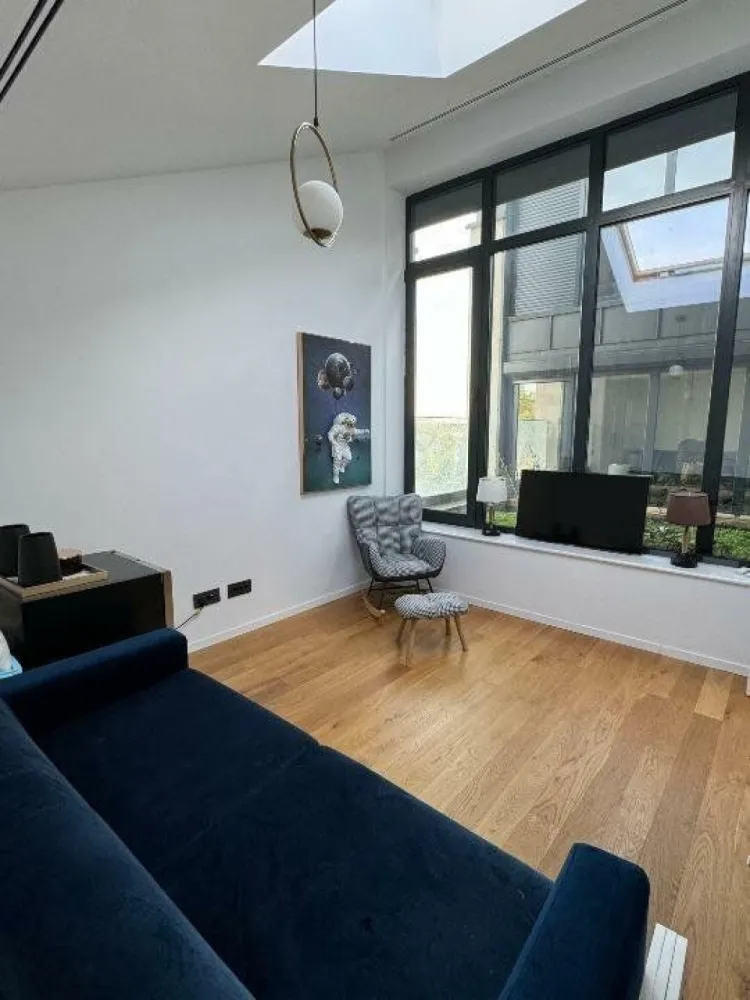 Superb duplex cu 4 camere şi terase mari - Descoperiţi acest duplex minunat de 190mÂ˛ (129mÂ˛ utili şi 60mÂ˛ terase), conceput pentru a oferi confort, spaţiu şi linişte întregii familii. Situat într-un mediu liniştit şi sigur, la marginea pădurii Băneasa, această proprietate rară combină liniştea naturii cu proximitatea faţă de facilităţile din Bucureşti, la doar 15 minute de centrul oraşului. Caracteristici principale: * 3 dormitoare spaţioase, inclusiv o suită matrimonială cu un dressing imens şi o baie luminoasă. * 2 băi moderne. * Living mare cu bucătărie deschisă, ideal pentru momente de convivialitate în familie. * Înălţime a tavanului de peste 5 metri, creând spaţii generoase, scăldate în lumină naturală. * Trei terase mari, inclusiv una imensă de 45mÂ˛ la parter, perfectă pentru grătare în familie, o terasă de 15mÂ˛ la etaj, pregătită pentru instalarea unui jacuzzi (racorduri şi postament existente), pentru a vă bucura de momente de relaxare în intimitate, şi o grădină * O spălătoria echipată * Mediu rezidenţial foarte liniştit şi sigur, ideal pentru familii, cu locuri de joacă în apropiere şi trafic redus. În preţ sunt incluse două locuri de parcare subteraneÂ şiÂ o boxa închis, pentru un plus de confort şi securitate. O oportunitate de neratat!Â Contactaţi-ne acum pentru a organiza o vizionare şi lăsaţi-vă seduşi de acest mediu excepţional.