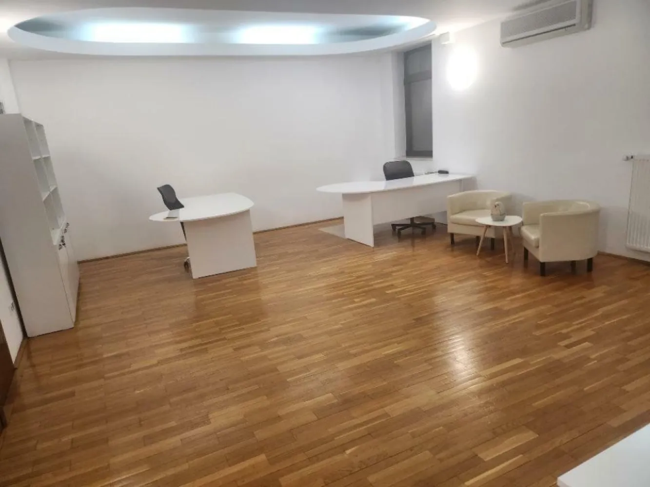 BRASADAS vinde ap 4 cam Primaverii - eleganta si confort. - Agentia Imobiliara BRASADAS vinde apartament situat in cartierul Primaverii. Cu o suprafata utila de 137.36 mp si o suprafata totala de 154.96 mp. Suprafata utila: 137.36 mp, ideal compartimentata pentru a oferi functionalitate si stil. Suprafata totala (incl. balcon & scara): 154.96 mp, oferind un plus de spatiu pentru relaxare. La doar cativa pasi de parcurile Herastrau si Bordei, perfecte pentru plimbari in aer liber, jogging sau activitati de recreere. Aproape de centre comerciale, restaurante de top, scoli internationale si centre de afaceri, acest apartament este ideal pentru un stil de viata dinamic si sofisticat. Pozitionarea in Zona Primaverii asigura acces rapid catre centrul orasului si principalele puncte de interes din Bucuresti. Acest apartament este perfect atat pentru locuinta personala, cat si pentru investitie, avand in vedere prestigiul zonei si cererea ridicata pentru proprietati premium in aceasta zona. www.brasadas.com.