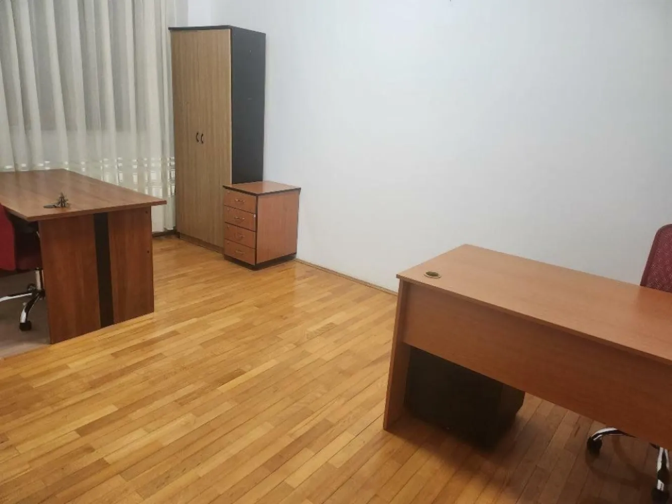 BRASADAS vinde ap 4 cam Primaverii - eleganta si confort. - Agentia Imobiliara BRASADAS vinde apartament situat in cartierul Primaverii. Cu o suprafata utila de 137.36 mp si o suprafata totala de 154.96 mp. Suprafata utila: 137.36 mp, ideal compartimentata pentru a oferi functionalitate si stil. Suprafata totala (incl. balcon & scara): 154.96 mp, oferind un plus de spatiu pentru relaxare. La doar cativa pasi de parcurile Herastrau si Bordei, perfecte pentru plimbari in aer liber, jogging sau activitati de recreere. Aproape de centre comerciale, restaurante de top, scoli internationale si centre de afaceri, acest apartament este ideal pentru un stil de viata dinamic si sofisticat. Pozitionarea in Zona Primaverii asigura acces rapid catre centrul orasului si principalele puncte de interes din Bucuresti. Acest apartament este perfect atat pentru locuinta personala, cat si pentru investitie, avand in vedere prestigiul zonei si cererea ridicata pentru proprietati premium in aceasta zona. www.brasadas.com.