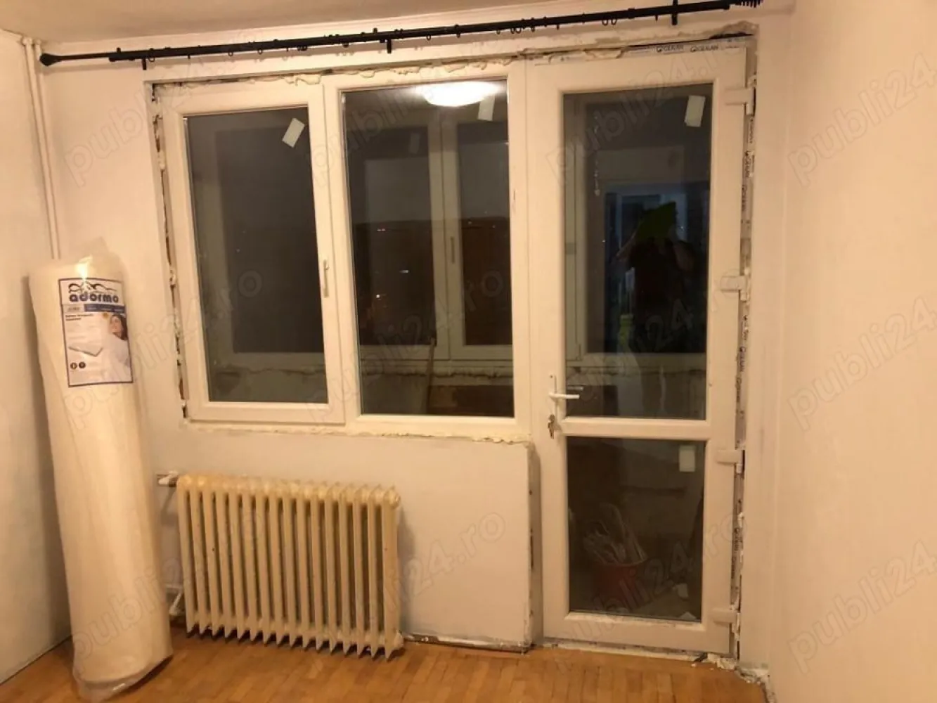 Apartament Apusului 4 camere - Proprietar- Apartament strada Apusului Suprafata de 65mp, semidecomandat- necesita renovare(termopane recent schimbate) 4 camere-1 baie+ baie de serviciu+ balcon inchis In fata blocului statia de autobuz Aragonitului, imediata apropiere policlinica, scoli, supermarket. Etaj 6 din 10->lift funcțional An 1973 La 10 15 min de metrou Gorjului și de la Păcii Pereti izolati termic pe interior 69.900 Pt detalii vizionari sunați la nr 393271855972