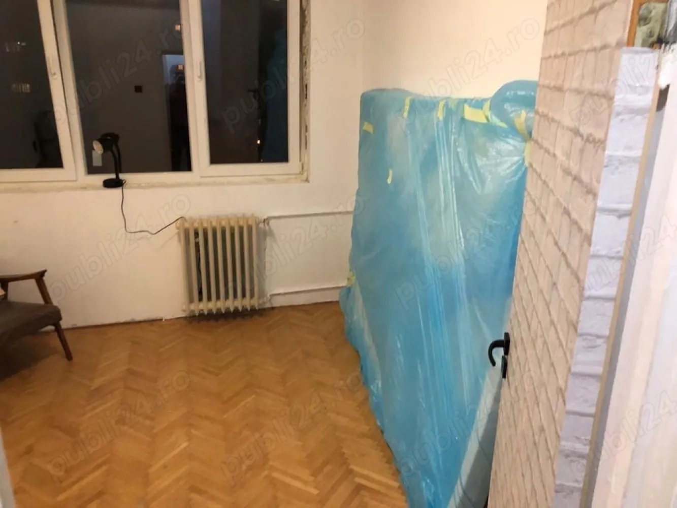Apartament Apusului 4 camere - Proprietar- Apartament strada Apusului Suprafata de 65mp, semidecomandat- necesita renovare(termopane recent schimbate) 4 camere-1 baie+ baie de serviciu+ balcon inchis In fata blocului statia de autobuz Aragonitului, imediata apropiere policlinica, scoli, supermarket. Etaj 6 din 10->lift funcțional An 1973 La 10 15 min de metrou Gorjului și de la Păcii Pereti izolati termic pe interior 69.900 Pt detalii vizionari sunați la nr 393271855972