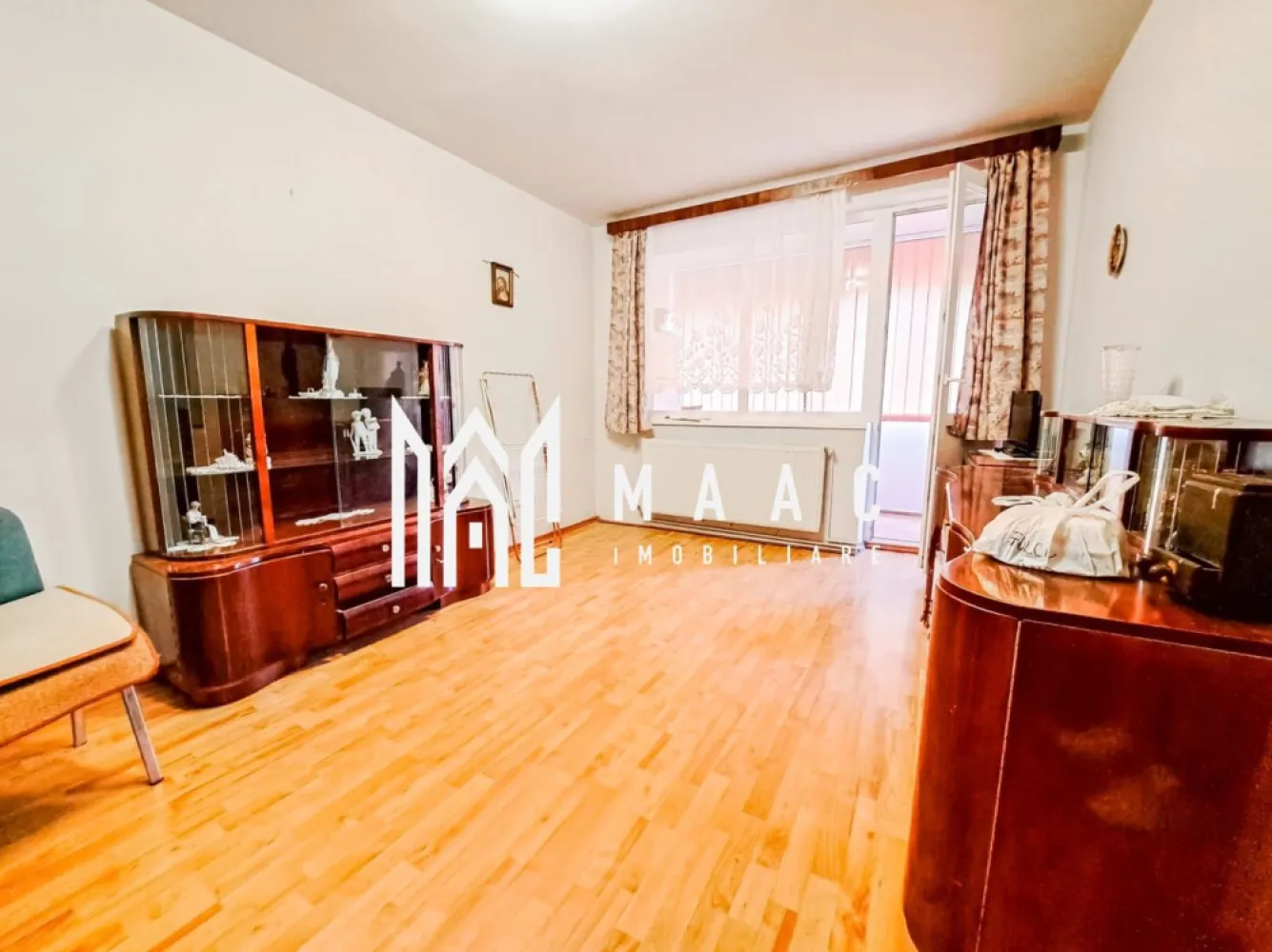 Apartament 2 Camere | Parter | Mihai Viteazu - MAAC Imobiliare vă propune spre închiriere un apartament cu 2 camere, situat la parterul unui imobil bine întreținut, aflat în zona Frații Buzești, o locație liniștită și cu acces rapid către centrul Sibiului. Suprafață utilă: 38 mp Compartimentare: Decomandată Etaj: Parter Compartimentare și dotări: Hol la intrare Bucătărie separată, complet mobilată și utilată (aragaz, frigider, hotă, mobilier generos de depozitare) Dormitor spațios, luminos, cu pat matrimonial, dulap mare și mobilier din lemn Baie complet echipată Beneficii: Centrală termică proprie – confort termic sporit Geamuri termopan – eficiență termică și fonică Se închiriază complet mobilat și utilat, exact ca în poze Zonă liniștită, cu acces rapid la mijloace de transport, magazine, farmacii, școli și alte puncte de interes Preț chirie: 350 € / lună Disponibil imediat Pentru mai multe detalii și programarea unei vizionări, vă rugăm să menționați telefonic ID: CP2765717 }}