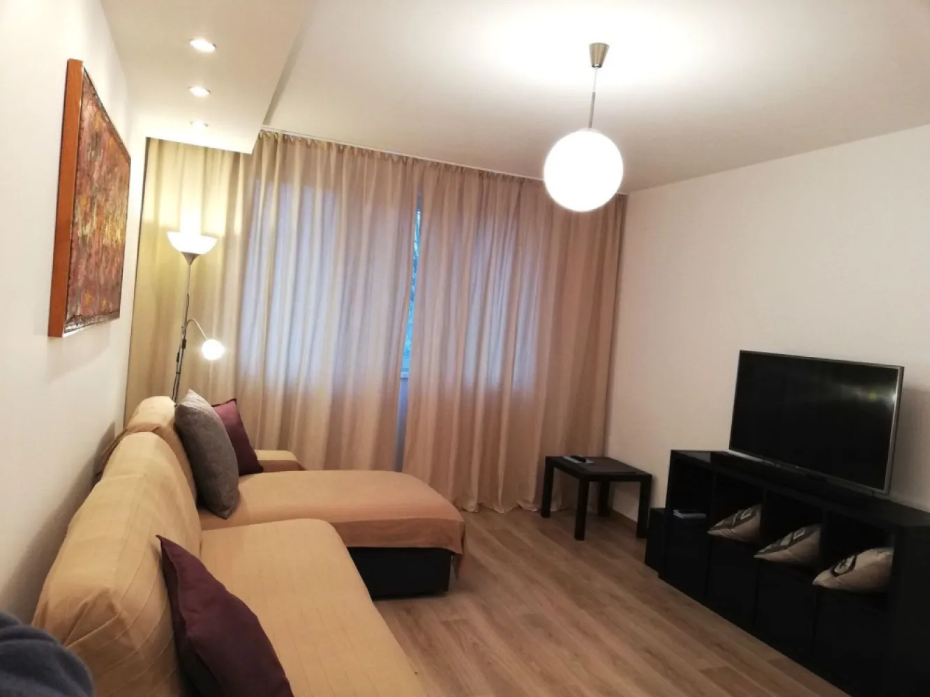 Militari 4 camere dec. Apusului Gorjului Pacii Sector 6 - Proprietar/comision 0% NU DORESC COLABORARE CU AGENTII IMOBILIARE!! VA ROG NU INSISTATI. Apartament 4 camere, 80 mp, et 3 din 4, decomandat, 2 apartamente pe etaj, 10 apartamente pe scara, vederea este mixta, izolat termic (clasa energetica A), liniste, intretinere foarte mica. Mobilat, echipat si amenajat de curand cu materiale premium, totul este nou. Blocul se afla situat pe str. Apusului (complex comercial Apusului) Se accepta doar plata cash. Pentru mai multe detalii sunati la nr. telefon: 07******84 Nu doresc colaborare cu agentii imobiliare.