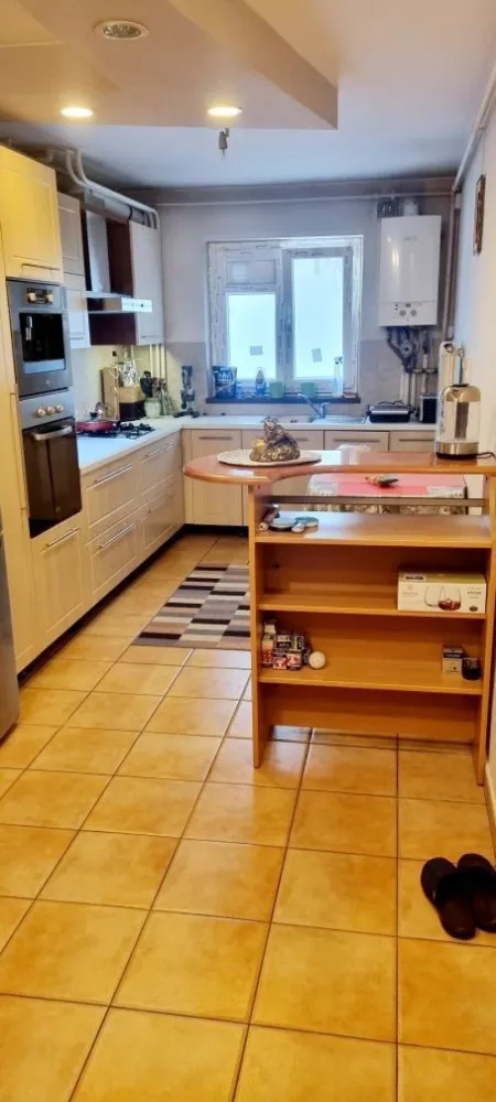 Vand apartament 4 camere Margeanului - Ilie Mihail - Vand apartament cu 4 camere, situat pe strada Soldat Ilie Mihail. PARTER, LOC DE PARCARE in fata geamului Bloc anvelopat Iulie 2023, geamuri schimbate. Suprafata 86 mp: 2 bai 4 camere Bucatarie Centrala proprie Complet mobilat Bloc construit intre 1983-1986, P+8 Et.