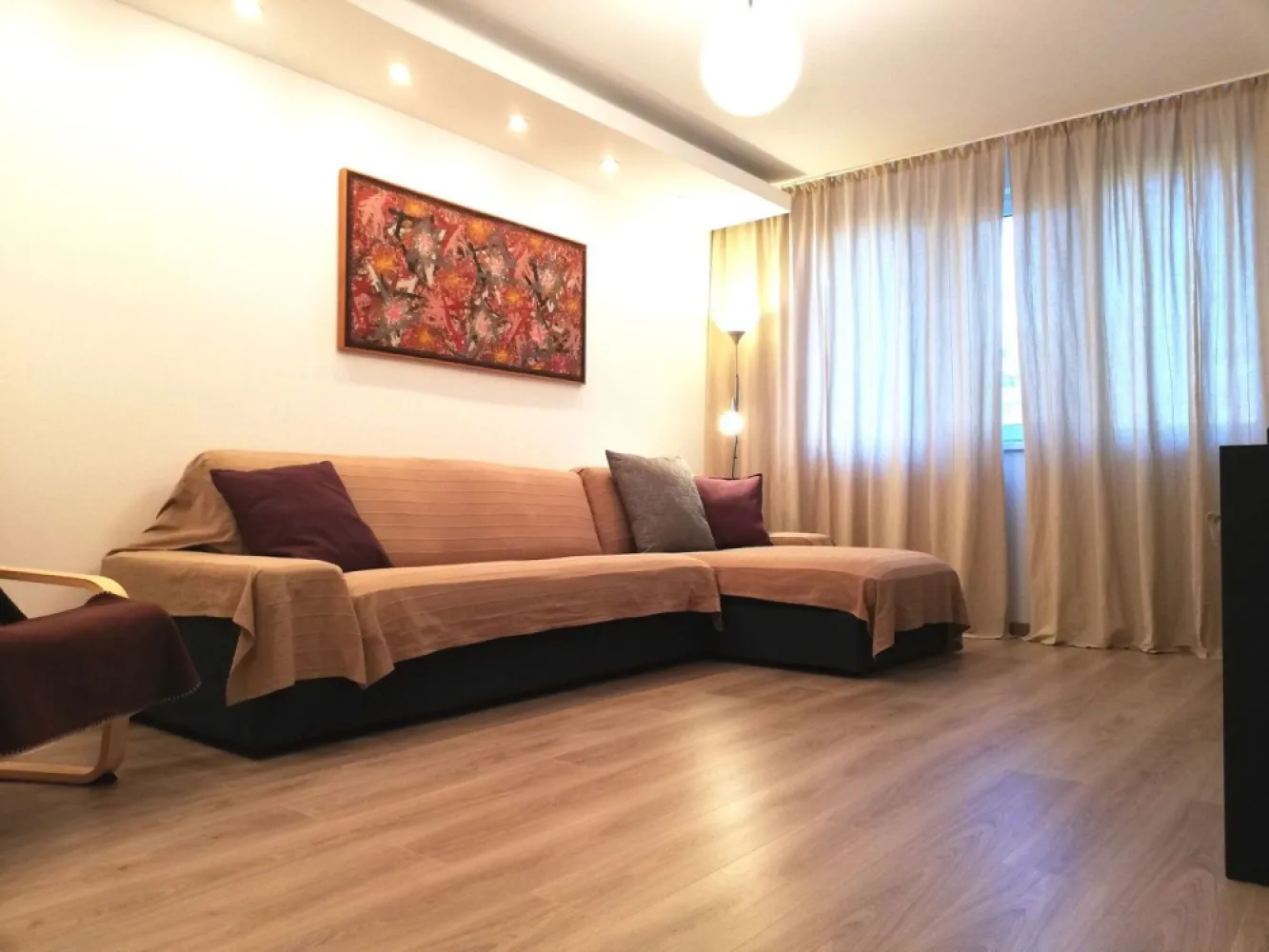 Militari 4 camere dec. Apusului Gorjului Pacii Sector 6 - Proprietar/comision 0% NU DORESC COLABORARE CU AGENTII IMOBILIARE!! VA ROG NU INSISTATI. Apartament 4 camere, 80 mp, et 3 din 4, decomandat, 2 apartamente pe etaj, 10 apartamente pe scara, vederea este mixta, izolat termic (clasa energetica A), liniste, intretinere foarte mica. Mobilat, echipat si amenajat de curand cu materiale premium, totul este nou. Blocul se afla situat pe str. Apusului (complex comercial Apusului) Se accepta doar plata cash. Pentru mai multe detalii sunati la nr. telefon: 07******84 Nu doresc colaborare cu agentii imobiliare.
