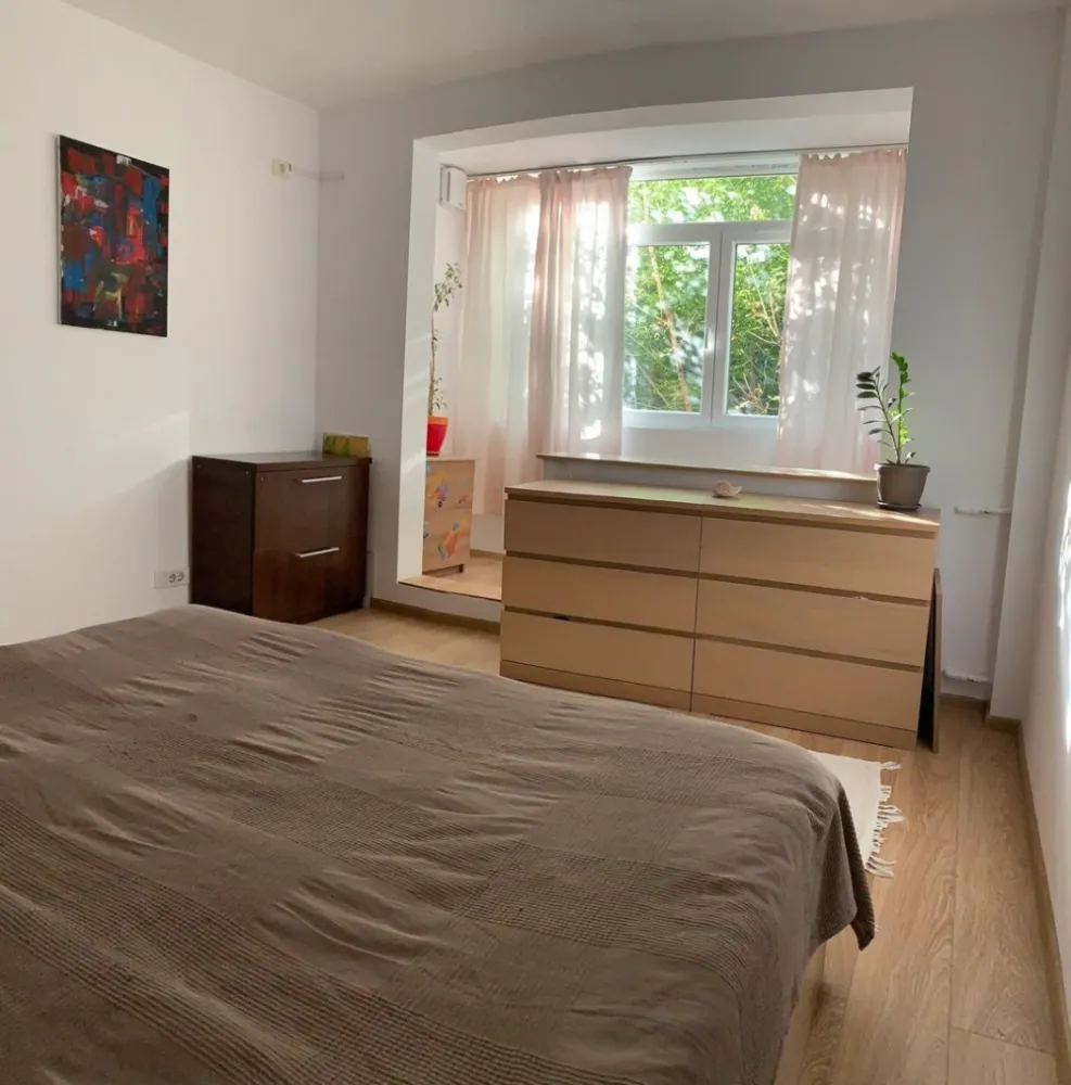 Vând apartament 4 camere - Direct proprietar, vând apartament 4 camere, mobilat partial, zona Spitalul Marie Currie, situat intr-o zona foarte buna si linistita, decomandat, etaj 3 din 4, suprafața 82 mp. Vedere pe fata si pe spate, zona verde, fara zgomot, balcon inchis, gresie, faianta, termopan, usa metalica. Bloc reabilitat in 2023, izolat si pe interior. Instalatie electrica refacuta integral pe toata suprafata apartamentului. Apartamentul beneficiaza de un sistem de ventilatie cu recuperare de caldura, cea mai noua, moderna si eficienta solutie pentru economisirea energiei intr-o locuinta, pe langa izolarea ei. Se recupereaza energie atat iarna (caldura) cat si vara (racoare). Preț 140.000 euro negociabil Telefon 07******00