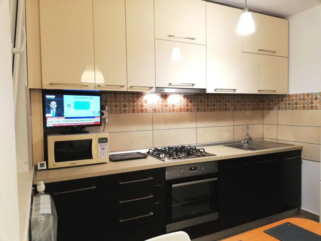 Militari 4 camere dec. Apusului Gorjului Pacii Sector 6 - Proprietar/comision 0% NU DORESC COLABORARE CU AGENTII IMOBILIARE!! VA ROG NU INSISTATI. Apartament 4 camere, 80 mp, et 3 din 4, decomandat, 2 apartamente pe etaj, 10 apartamente pe scara, vederea este mixta, izolat termic (clasa energetica A), liniste, intretinere foarte mica. Mobilat, echipat si amenajat de curand cu materiale premium, totul este nou. Blocul se afla situat pe str. Apusului (complex comercial Apusului) Se accepta doar plata cash. Pentru mai multe detalii sunati la nr. telefon: 07******84 Nu doresc colaborare cu agentii imobiliare.