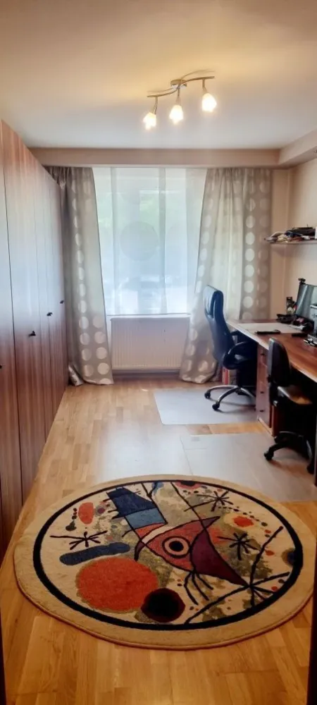 Vand apartament 4 camere Margeanului - Ilie Mihail - Vand apartament cu 4 camere, situat pe strada Soldat Ilie Mihail. PARTER, LOC DE PARCARE in fata geamului Bloc anvelopat Iulie 2023, geamuri schimbate. Suprafata 86 mp: 2 bai 4 camere Bucatarie Centrala proprie Complet mobilat Bloc construit intre 1983-1986, P+8 Et.