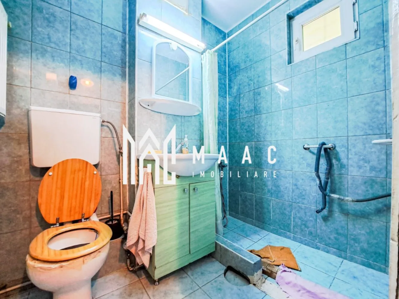 Apartament 2 Camere | Parter | Mihai Viteazu - MAAC Imobiliare vă propune spre închiriere un apartament cu 2 camere, situat la parterul unui imobil bine întreținut, aflat în zona Frații Buzești, o locație liniștită și cu acces rapid către centrul Sibiului. Suprafață utilă: 38 mp Compartimentare: Decomandată Etaj: Parter Compartimentare și dotări: Hol la intrare Bucătărie separată, complet mobilată și utilată (aragaz, frigider, hotă, mobilier generos de depozitare) Dormitor spațios, luminos, cu pat matrimonial, dulap mare și mobilier din lemn Baie complet echipată Beneficii: Centrală termică proprie – confort termic sporit Geamuri termopan – eficiență termică și fonică Se închiriază complet mobilat și utilat, exact ca în poze Zonă liniștită, cu acces rapid la mijloace de transport, magazine, farmacii, școli și alte puncte de interes Preț chirie: 350 € / lună Disponibil imediat Pentru mai multe detalii și programarea unei vizionări, vă rugăm să menționați telefonic ID: CP2765717 }}