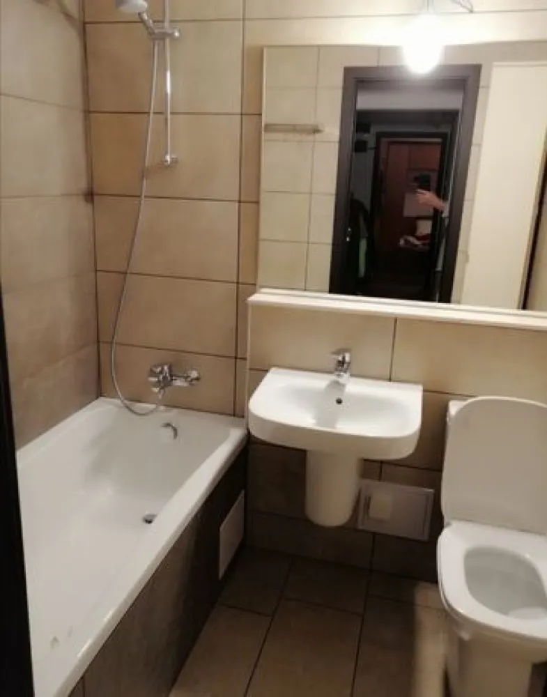 Militari 4 camere dec. Apusului Gorjului Pacii Sector 6 - Proprietar/comision 0% NU DORESC COLABORARE CU AGENTII IMOBILIARE!! VA ROG NU INSISTATI. Apartament 4 camere, 80 mp, et 3 din 4, decomandat, 2 apartamente pe etaj, 10 apartamente pe scara, vederea este mixta, izolat termic (clasa energetica A), liniste, intretinere foarte mica. Mobilat, echipat si amenajat de curand cu materiale premium, totul este nou. Blocul se afla situat pe str. Apusului (complex comercial Apusului) Se accepta doar plata cash. Pentru mai multe detalii sunati la nr. telefon: 07******84 Nu doresc colaborare cu agentii imobiliare.