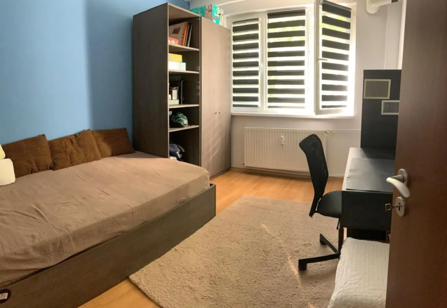 Vând apartament 4 camere - Direct proprietar, vând apartament 4 camere, mobilat partial, zona Spitalul Marie Currie, situat intr-o zona foarte buna si linistita, decomandat, etaj 3 din 4, suprafața 82 mp. Vedere pe fata si pe spate, zona verde, fara zgomot, balcon inchis, gresie, faianta, termopan, usa metalica. Bloc reabilitat in 2023, izolat si pe interior. Instalatie electrica refacuta integral pe toata suprafata apartamentului. Apartamentul beneficiaza de un sistem de ventilatie cu recuperare de caldura, cea mai noua, moderna si eficienta solutie pentru economisirea energiei intr-o locuinta, pe langa izolarea ei. Se recupereaza energie atat iarna (caldura) cat si vara (racoare). Preț 140.000 euro negociabil Telefon 07******00