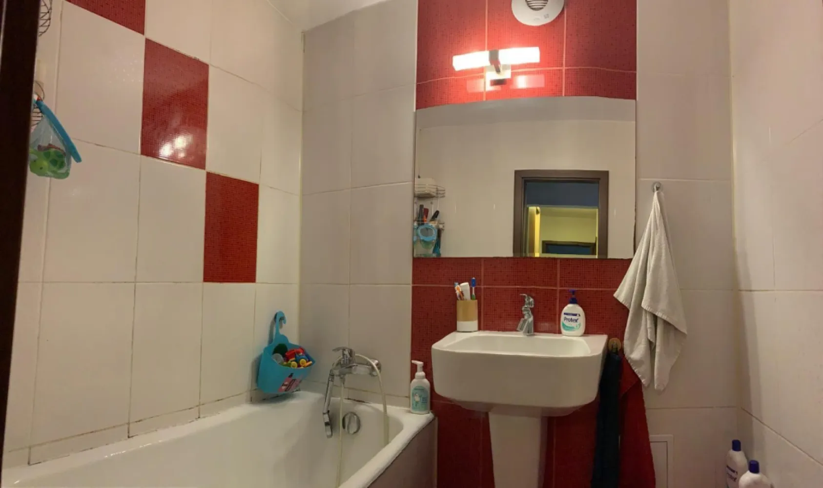 Vând apartament 4 camere - Direct proprietar, vând apartament 4 camere, mobilat partial, zona Spitalul Marie Currie, situat intr-o zona foarte buna si linistita, decomandat, etaj 3 din 4, suprafața 82 mp. Vedere pe fata si pe spate, zona verde, fara zgomot, balcon inchis, gresie, faianta, termopan, usa metalica. Bloc reabilitat in 2023, izolat si pe interior. Instalatie electrica refacuta integral pe toata suprafata apartamentului. Apartamentul beneficiaza de un sistem de ventilatie cu recuperare de caldura, cea mai noua, moderna si eficienta solutie pentru economisirea energiei intr-o locuinta, pe langa izolarea ei. Se recupereaza energie atat iarna (caldura) cat si vara (racoare). Preț 140.000 euro negociabil Telefon 07******00