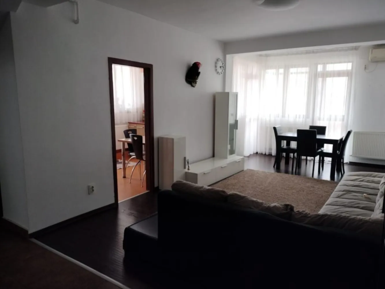 Apartment 4 camere 163 MP penthouse / duplex, - Vă ofer spre vânzare în exclusivitate un apartament TIP DUPLEX compus din 4 camere si dependințe situat în CARTIERUL LATIN de pe Prelungirea Ghencea, oras Bragadiru, jud. Ilfov. Accesul catre si dinspre statia de Metrou RAUL DOAMNEI / C-TIN BRANCUSI sau TRAMVAI 41 este foarte facil, distanta parcurgandu-se in aproximativ 10 minute. Deasemenea, exista linia 122 de autobuz ultima statie fiind la Universitate dar si linia 222 de autobuz ultima statie fiind la Parcul Drumul Taberei. Blocul a fost construit în anul 2008 pe cadre de beton armat și pereți de compartimentare din cărămidă, are un regim de inălțime S+P+6E+M, suprafata totala de 163 mp, lift cu acces de la subsol, tomberoanele de gunoi sunt situate în exteriorul blocului, are cate o baie pe fiecare nivel. Apartamentul este de tip DUPLEX dispus pe 2 niveluri, respectiv: - Etajul 6: 1 Living, 1 Bucatarie, 1 Baie, 1 Vestibul 1 terasa acoperita și un balcon închis. - Mansarda: 3 Camera, 1 Baie, Dressing, 1 Hol, 1 Balcon Ac în toate dormitoarele și living. Terasa este acoperita. Apartamentul se vinde mobilat și utilat (inclusiv centrala proprie NOUA) conform fotografiilor atasate. Nu se percepe comision! Pentru mai multe detalii mă puteți contacta telefonic 07******58