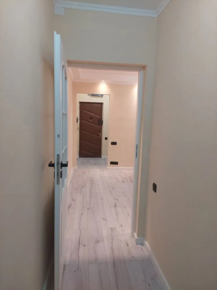Apartament de vanzare 4 camere, colț Apusului - Apartament de vanzare, colț strada Apusului, sector 6, Bucuresti. 4 camere-2 bai-bucatarie (recent renovat) foarte luminos, centrala proprie, loc de parcare. Bloc anvelopat. Persoana fizica, nu agentie.