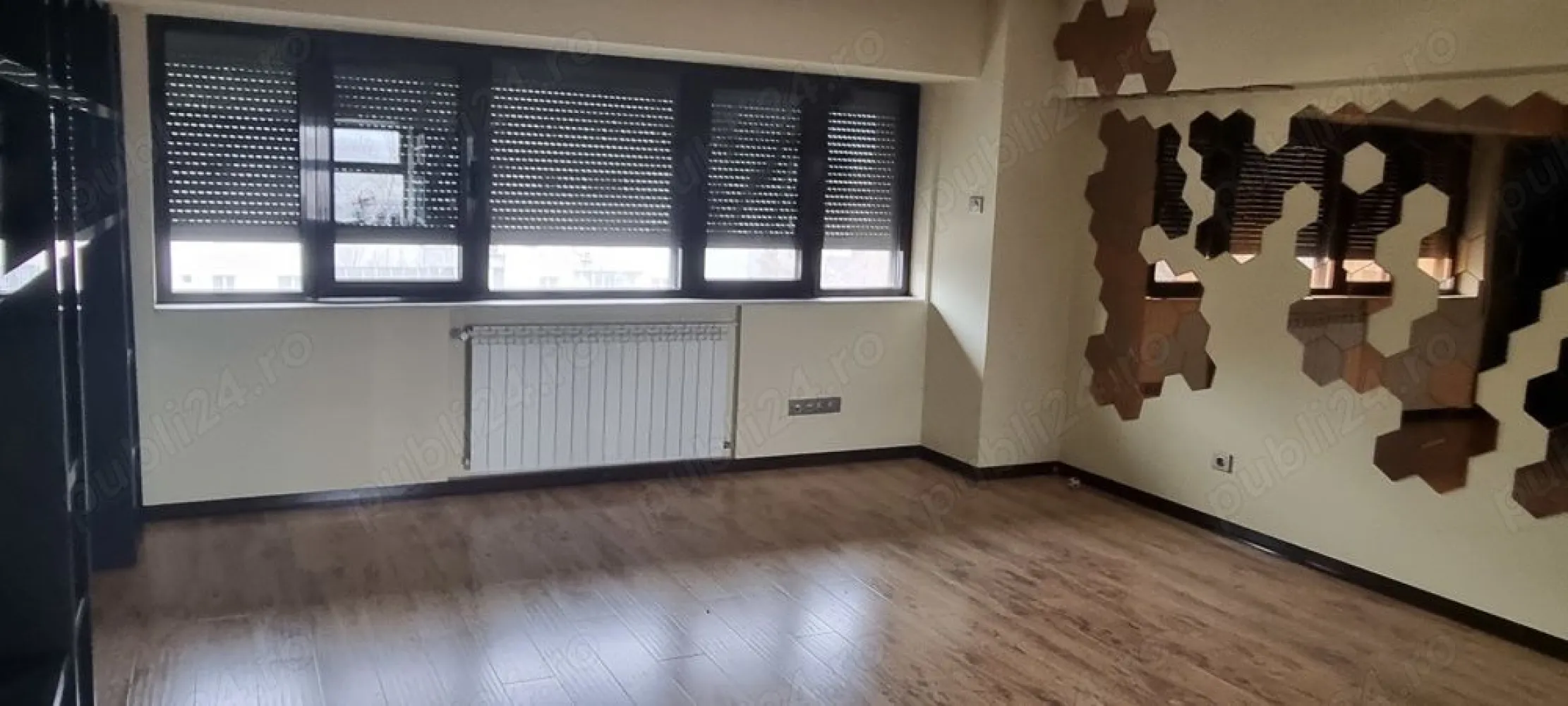 De vanzare ap cu 4 camere la Piața Victoriei, București - Se vinde prin licitație publică ap cu 4 camere , 2 băi, et. 4 7, bloc din 1989 situat in București, Piața Victoriei. Nu necesită îmbunatatiri! Prețul este de 266.000 euro +TVA, pret fix.