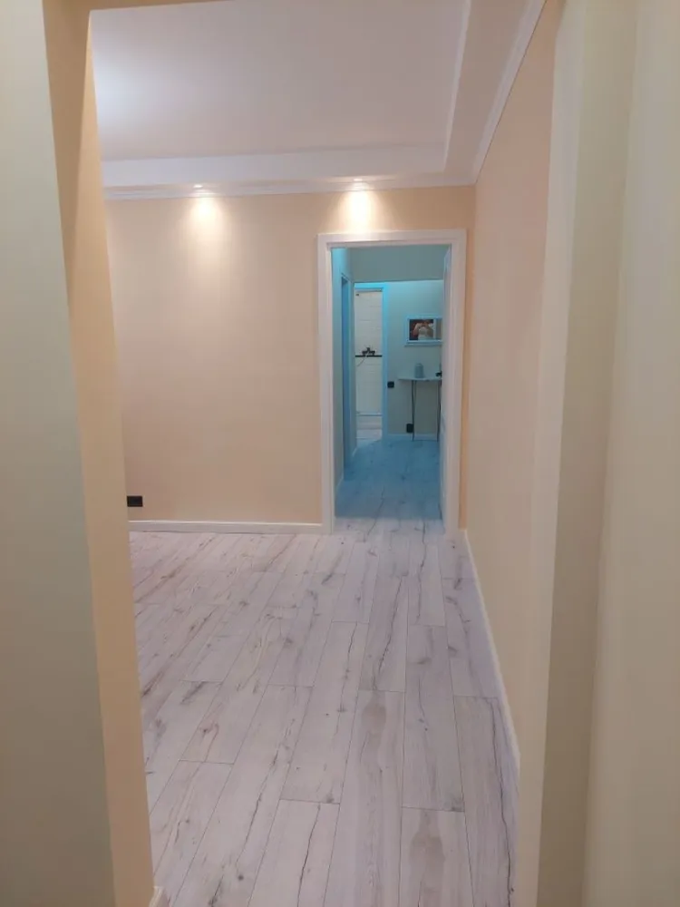 Apartament de vanzare 4 camere, colț Apusului - Apartament de vanzare, colț strada Apusului, sector 6, Bucuresti. 4 camere-2 bai-bucatarie (recent renovat) foarte luminos, centrala proprie, loc de parcare. Bloc anvelopat. Persoana fizica, nu agentie.