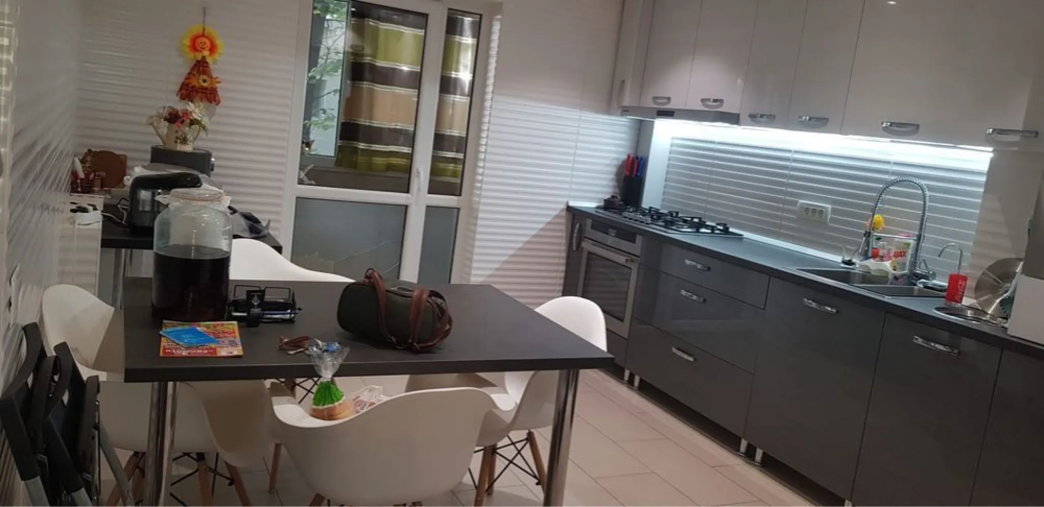 Apartament 4 camere Huedin - De vânzare un apartament de 4 camere situat la parterul unui bloc de 4 etaje pe strada Huedin sector 4.blocul este construit după 1979. Apartamentul este proaspăt renovat,atât instalația sanitară cat și electrică,încălzirea se face prin pardoseala cu o centrală proprie Vaillant de 24 kw,aer condiționat Fujitsu de 24000 BTU.Din balcon este acces în grădină blocului,și sub balcon este prevăzut și un beci.