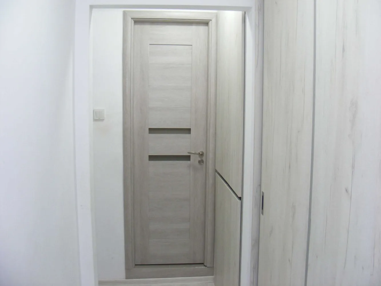 Apartament 4 camere,strada Almasu mic - Apartament 4 camere decomandat cu 2 bai si geam la una dintre ele. Etajul 1 din 4. Renovat in 2020 Loc de parcare Vedere bilaterala Un singur balcon Se vinde mobilat daca se doreste sau gol Colaborez cu agentii imobiliare dar fara sa fiu comisionat