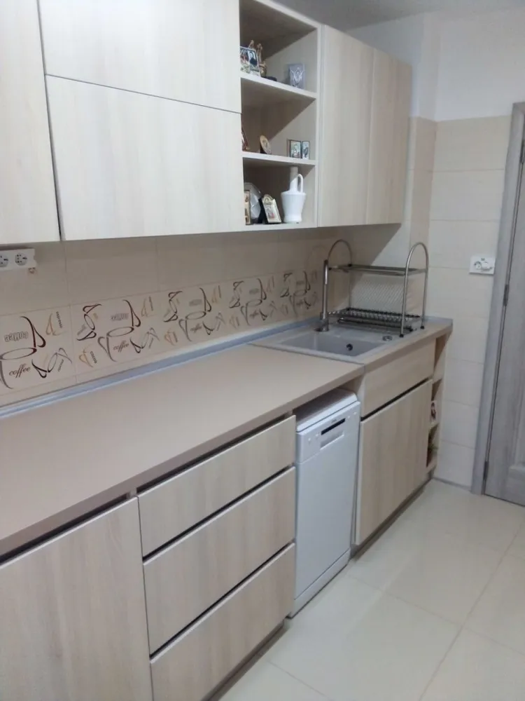 Apartament 4 camere,strada Almasu mic - Apartament 4 camere decomandat cu 2 bai si geam la una dintre ele. Etajul 1 din 4. Renovat in 2020 Loc de parcare Vedere bilaterala Un singur balcon Se vinde mobilat daca se doreste sau gol Colaborez cu agentii imobiliare dar fara sa fiu comisionat