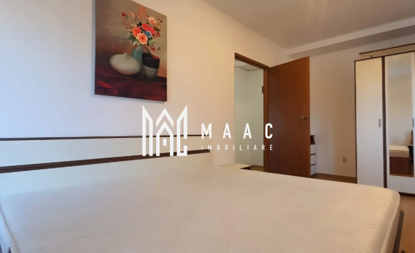 Apartament 3 camere | Decomandat | 3 Balcoane | Zona Strand - MAAC Imobiliare vă prezintă spre închiriere un apartament modern și complet mobilat, situat in zona Strand, la doar 1,3 km de centrul Sibiului — o alegere excelentă pentru cei care își doresc confort, lumină naturală și acces facil către toate punctele de interes ale orașului. Detalii principale: Tip proprietate: Apartament 3 camere Suprafață construită: 100 mp Etaj: 2 / 3 Compartimentare: Decomandat, cu hol generos și circulație eficientă Balcoane: 3 balcoane (acces din living și din fiecare dormitor) Băi: 2 băi complet echipate Parcare: Loc de parcare inclus Finisaje și dotări: Living spațios și luminos, open-space cu bucătăria complet mobilată și utilată (plită, cuptor, combină frigorifică, mașină de spălat rufe) Cameră de depozitare / cămară Dormitoare generoase, fiecare cu balcon propriu Parchet laminat, tâmplărie PVC cu geam termopan, uși interioare din lemn, ușă metalică la intrare Centrală termică proprie, interfon, izolație termică exterioară Locație și facilități: Zona Lânii este liniștită și bine conectată cu restul orașului — la doar 1,3 km de centrul Sibiului. În proximitate se găsesc școli, grădinițe, mijloace de transport în comun, farmacii, magazine alimentare și supermarketuri, ceea ce face din această proprietate o opțiune excelentă pentru familii sau profesioniști. Pentru mai multe informații sau pentru a programa o vizionare, contactați MAAC Imobiliare. Menționați ID: CP2765708. }}