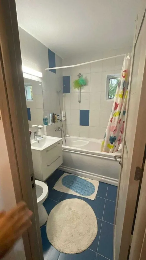 Apartament 4 camere,strada Almasu mic - Apartament 4 camere decomandat cu 2 bai si geam la una dintre ele. Etajul 1 din 4. Renovat in 2020 Loc de parcare Vedere bilaterala Un singur balcon Se vinde mobilat daca se doreste sau gol Colaborez cu agentii imobiliare dar fara sa fiu comisionat