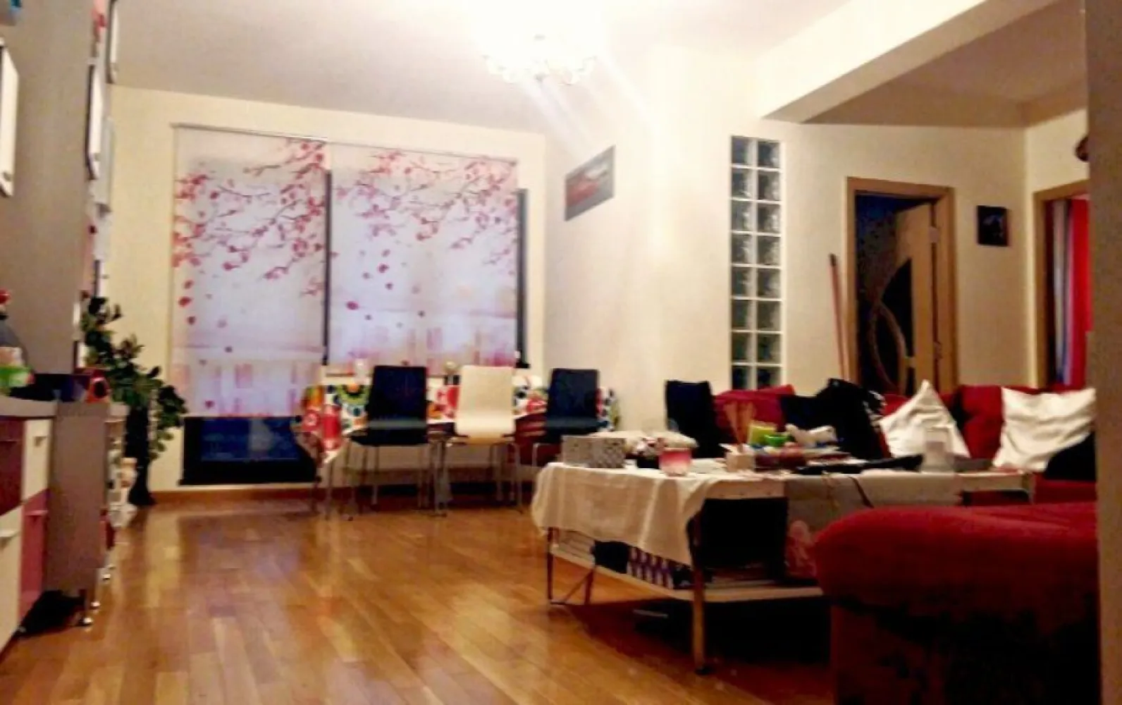 Apartament 4 camere - 3 dormitoare in Zona Urbana Bucurestii Noi - DIRECT PROPRIETAR: Sector 1 â€“ Zona Urbana Bucurestii Noi - cartier Costeasca - proximitate Pod Constanta * 4 camere * 3 dormitoare (27 / 15 / 13.35 mp) * living cu loc de luat masa (40.45 mp) * 3 bai (2 en-suite cu dus/ una cu cada) * 3 balcoane (unul inchis) * bucatarie inchisa * usa metalica dubla deschidere * multiple spatii depozitare (inclusiv dressing 6.4mp la dormitorul matrimonial) * suprafata utila totala 140 mp (127.4 mp fara balcoane)* inaltime utila 273 cm * acces boxa 9 mp * parcare libera in curte si stradal * et. 2 * lift * imobil 2011 * monitorizare video * acces video-interfon * izolatie eficienta (istoric facturi utilitati disponibil la cerere) * 3 aparate AC performante * 2 centrale termice gaz * 2 apometre * parchet lemn masiv * tamplarie termopan * fibra optica * luminos * calduros * orientare SV & NV * strada larga, linistita, retrasa de la bulevard * vedere neobstructionata catre strada si catre curte * zona civilizata * toate facilitatile necesare (scoli, gradinite, licee, parc, piete agro-alimentare, supermarket-uri&hypermarket-uri&mall-uri, brutarii, cofetarii, magazine non-stop, atelier croitorie, farmacii, clinici medicale, gym&spa, saloane frumusete, banci, notariate, Sectia 5 politie, cladiri birouri, Taxe locale Sector 1, ANAF Sector 1, statii ITP, benzinarii si statii incarcare electrica auto etc.) la distante intre 2' si 15' de mers pe jos * statie M4 la ~700m * statie tramvai ~100m * Piata Victoriei la ~5.5 km (~20' cu masina in conditii de trafic obisnuit, indiferent de ruta aleasa: prin Bdul Mihalache / Calea Grivitei / Pajura&Poligrafiei) * Baneasa Shopping City la ~15' cu masina *Aeroport Internaitonal Otopeni la ~25' cu masina. Pretabil pentru familii cu 2+ copii / trei generatii / cei care lucreaza de acasa. 275.000 EUR (sub 2.000 EUR/mp)- valabil la tranzactionare directa (fara agentie) * include bucataria &, dressing-urile mobilate&utilate * TVA zero * comision zero * alte variante predare posibile: complet nemobilat&neutilat / mobilat&utilat partial, cu ajustare de pret negociabila. Finantabil cu credit bancar. Detalii & foto suplimentare la (whatsapp).