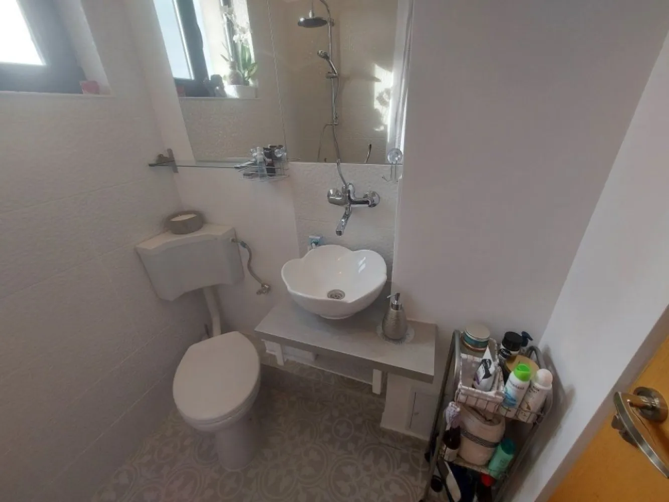 Apartament 4 camere - 3 dormitoare in Zona Urbana Bucurestii Noi - DIRECT PROPRIETAR: Sector 1 â€“ Zona Urbana Bucurestii Noi - cartier Costeasca - proximitate Pod Constanta * 4 camere * 3 dormitoare (27 / 15 / 13.35 mp) * living cu loc de luat masa (40.45 mp) * 3 bai (2 en-suite cu dus/ una cu cada) * 3 balcoane (unul inchis) * bucatarie inchisa * usa metalica dubla deschidere * multiple spatii depozitare (inclusiv dressing 6.4mp la dormitorul matrimonial) * suprafata utila totala 140 mp (127.4 mp fara balcoane)* inaltime utila 273 cm * acces boxa 9 mp * parcare libera in curte si stradal * et. 2 * lift * imobil 2011 * monitorizare video * acces video-interfon * izolatie eficienta (istoric facturi utilitati disponibil la cerere) * 3 aparate AC performante * 2 centrale termice gaz * 2 apometre * parchet lemn masiv * tamplarie termopan * fibra optica * luminos * calduros * orientare SV & NV * strada larga, linistita, retrasa de la bulevard * vedere neobstructionata catre strada si catre curte * zona civilizata * toate facilitatile necesare (scoli, gradinite, licee, parc, piete agro-alimentare, supermarket-uri&hypermarket-uri&mall-uri, brutarii, cofetarii, magazine non-stop, atelier croitorie, farmacii, clinici medicale, gym&spa, saloane frumusete, banci, notariate, Sectia 5 politie, cladiri birouri, Taxe locale Sector 1, ANAF Sector 1, statii ITP, benzinarii si statii incarcare electrica auto etc.) la distante intre 2' si 15' de mers pe jos * statie M4 la ~700m * statie tramvai ~100m * Piata Victoriei la ~5.5 km (~20' cu masina in conditii de trafic obisnuit, indiferent de ruta aleasa: prin Bdul Mihalache / Calea Grivitei / Pajura&Poligrafiei) * Baneasa Shopping City la ~15' cu masina *Aeroport Internaitonal Otopeni la ~25' cu masina. Pretabil pentru familii cu 2+ copii / trei generatii / cei care lucreaza de acasa. 275.000 EUR (sub 2.000 EUR/mp)- valabil la tranzactionare directa (fara agentie) * include bucataria &, dressing-urile mobilate&utilate * TVA zero * comision zero * alte variante predare posibile: complet nemobilat&neutilat / mobilat&utilat partial, cu ajustare de pret negociabila. Finantabil cu credit bancar. Detalii & foto suplimentare la (whatsapp).