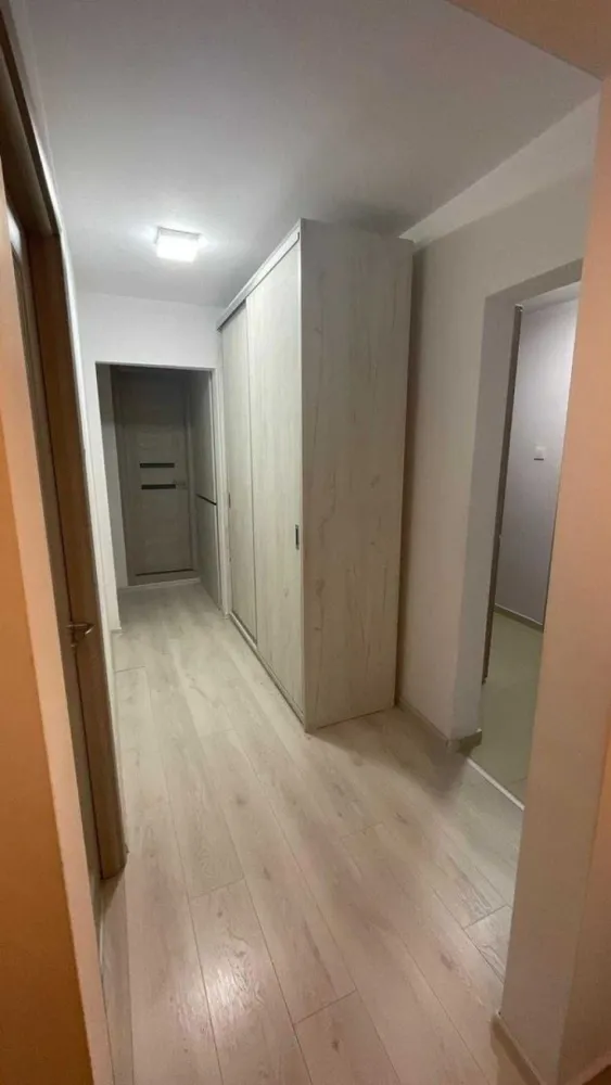 Apartament 4 camere,strada Almasu mic - Apartament 4 camere decomandat cu 2 bai si geam la una dintre ele. Etajul 1 din 4. Renovat in 2020 Loc de parcare Vedere bilaterala Un singur balcon Se vinde mobilat daca se doreste sau gol Colaborez cu agentii imobiliare dar fara sa fiu comisionat