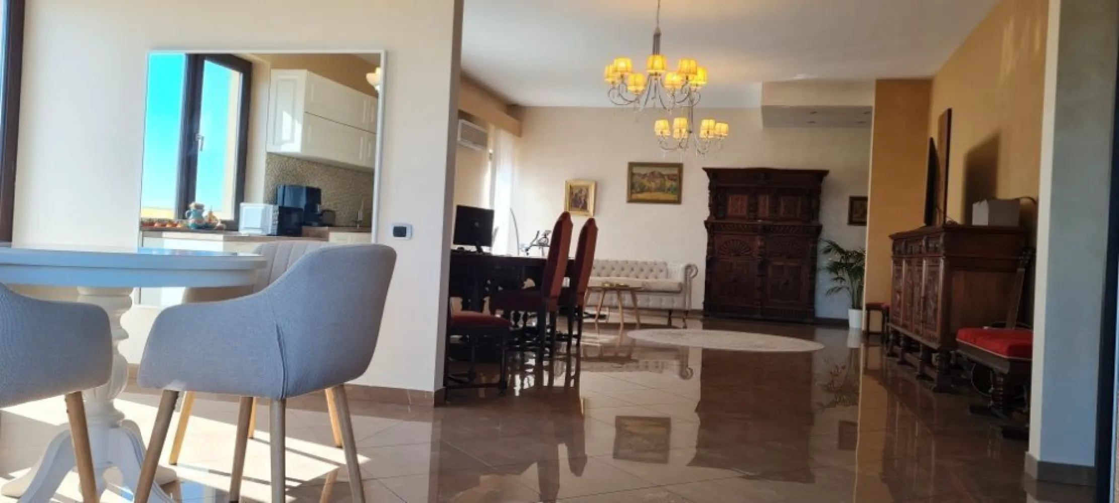 Apartament spectaculos penthouse Dr. Taberei - Apartament 420 mp, cu 3 dormitoare mari ensuite (cu baie si terasa proprie), living imens, bucatarie openspace, terase mari, uscatorie, 2 locuri de parcare in garaj subteran si boxa proprie, total 4 bai. 200 mp util, 200 mp terase, 20 mp boxă. Proprietar. NU doresc colaborare cu agentii, nu deranjati inutil! Eliberabil imediat. Bloc super-curat, comunitate armonioasa. Magazine, scoli, transport in imediata apropiere. Mobilat integral. Video la cerere.