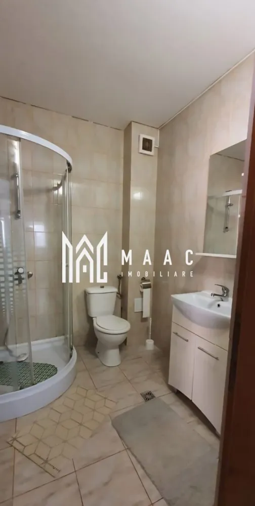 Apartament 3 camere | Decomandat | 3 Balcoane | Zona Strand - MAAC Imobiliare vă prezintă spre închiriere un apartament modern și complet mobilat, situat in zona Strand, la doar 1,3 km de centrul Sibiului — o alegere excelentă pentru cei care își doresc confort, lumină naturală și acces facil către toate punctele de interes ale orașului. Detalii principale: Tip proprietate: Apartament 3 camere Suprafață construită: 100 mp Etaj: 2 / 3 Compartimentare: Decomandat, cu hol generos și circulație eficientă Balcoane: 3 balcoane (acces din living și din fiecare dormitor) Băi: 2 băi complet echipate Parcare: Loc de parcare inclus Finisaje și dotări: Living spațios și luminos, open-space cu bucătăria complet mobilată și utilată (plită, cuptor, combină frigorifică, mașină de spălat rufe) Cameră de depozitare / cămară Dormitoare generoase, fiecare cu balcon propriu Parchet laminat, tâmplărie PVC cu geam termopan, uși interioare din lemn, ușă metalică la intrare Centrală termică proprie, interfon, izolație termică exterioară Locație și facilități: Zona Lânii este liniștită și bine conectată cu restul orașului — la doar 1,3 km de centrul Sibiului. În proximitate se găsesc școli, grădinițe, mijloace de transport în comun, farmacii, magazine alimentare și supermarketuri, ceea ce face din această proprietate o opțiune excelentă pentru familii sau profesioniști. Pentru mai multe informații sau pentru a programa o vizionare, contactați MAAC Imobiliare. Menționați ID: CP2765708. }}