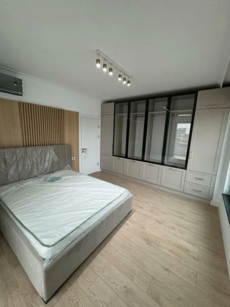 Penthouse complex nou 4 camere la 5 min de metrou Timpuri Noi - Penthouse et. 6/6 la 5 minute de metrou Timpuri Noi 163.7 mp utili + 45.1 mp terasa 3 dormitoare, dintre care 2 dintre ele cu baie si dressing propriu. Apartament complet mobilat, utilat. Pretul este 645.000 euro +TVA.