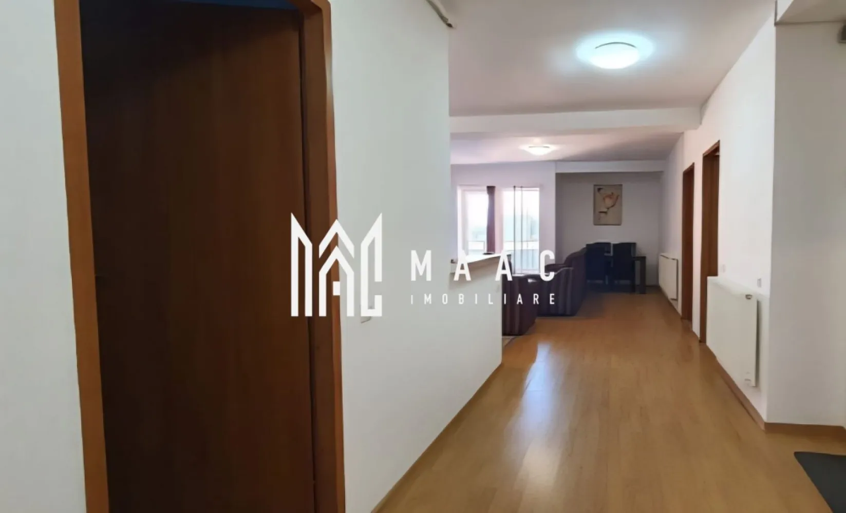 Apartament 3 camere | Decomandat | 3 Balcoane | Zona Strand - MAAC Imobiliare vă prezintă spre închiriere un apartament modern și complet mobilat, situat in zona Strand, la doar 1,3 km de centrul Sibiului — o alegere excelentă pentru cei care își doresc confort, lumină naturală și acces facil către toate punctele de interes ale orașului. Detalii principale: Tip proprietate: Apartament 3 camere Suprafață construită: 100 mp Etaj: 2 / 3 Compartimentare: Decomandat, cu hol generos și circulație eficientă Balcoane: 3 balcoane (acces din living și din fiecare dormitor) Băi: 2 băi complet echipate Parcare: Loc de parcare inclus Finisaje și dotări: Living spațios și luminos, open-space cu bucătăria complet mobilată și utilată (plită, cuptor, combină frigorifică, mașină de spălat rufe) Cameră de depozitare / cămară Dormitoare generoase, fiecare cu balcon propriu Parchet laminat, tâmplărie PVC cu geam termopan, uși interioare din lemn, ușă metalică la intrare Centrală termică proprie, interfon, izolație termică exterioară Locație și facilități: Zona Lânii este liniștită și bine conectată cu restul orașului — la doar 1,3 km de centrul Sibiului. În proximitate se găsesc școli, grădinițe, mijloace de transport în comun, farmacii, magazine alimentare și supermarketuri, ceea ce face din această proprietate o opțiune excelentă pentru familii sau profesioniști. Pentru mai multe informații sau pentru a programa o vizionare, contactați MAAC Imobiliare. Menționați ID: CP2765708. }}