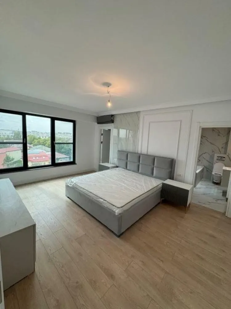 Penthouse complex nou 4 camere la 5 min de metrou Timpuri Noi - Penthouse et. 6/6 la 5 minute de metrou Timpuri Noi 163.7 mp utili + 45.1 mp terasa 3 dormitoare, dintre care 2 dintre ele cu baie si dressing propriu. Apartament complet mobilat, utilat. Pretul este 645.000 euro +TVA.