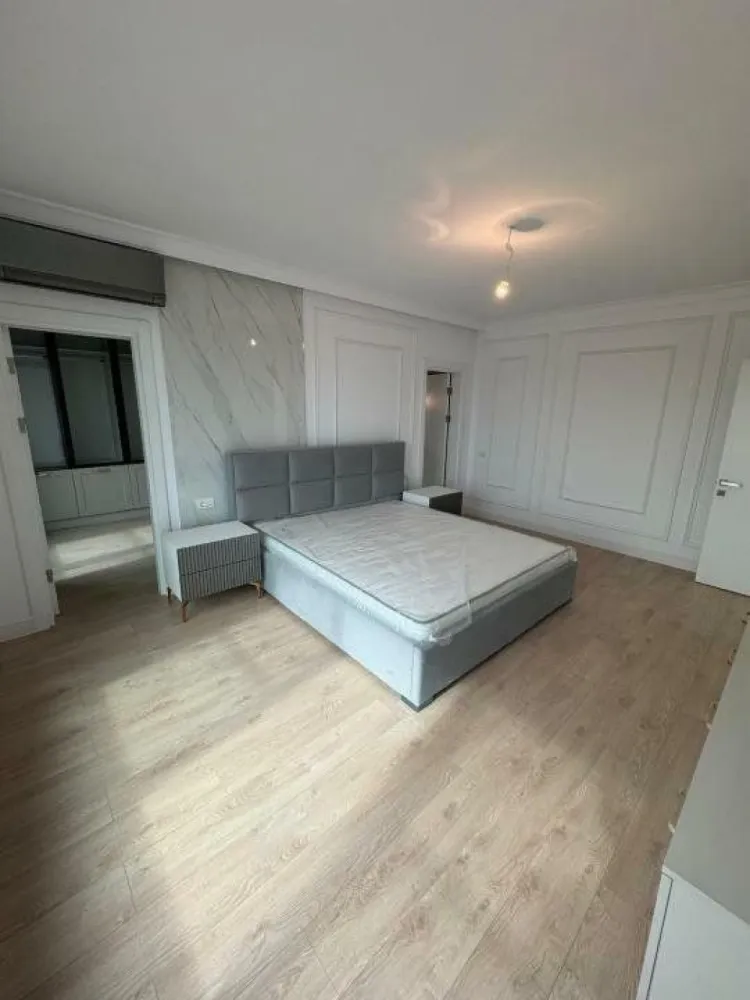 Penthouse complex nou 4 camere la 5 min de metrou Timpuri Noi - Penthouse et. 6/6 la 5 minute de metrou Timpuri Noi 163.7 mp utili + 45.1 mp terasa 3 dormitoare, dintre care 2 dintre ele cu baie si dressing propriu. Apartament complet mobilat, utilat. Pretul este 645.000 euro +TVA.