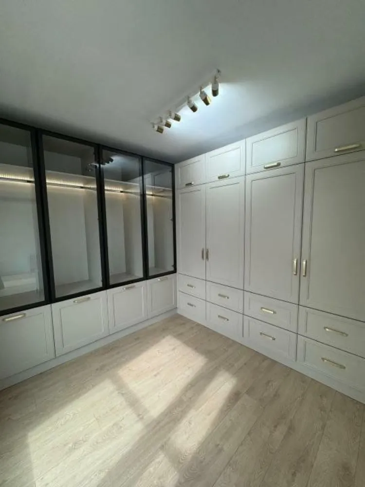 Penthouse complex nou 4 camere la 5 min de metrou Timpuri Noi - Penthouse et. 6/6 la 5 minute de metrou Timpuri Noi 163.7 mp utili + 45.1 mp terasa 3 dormitoare, dintre care 2 dintre ele cu baie si dressing propriu. Apartament complet mobilat, utilat. Pretul este 645.000 euro +TVA.