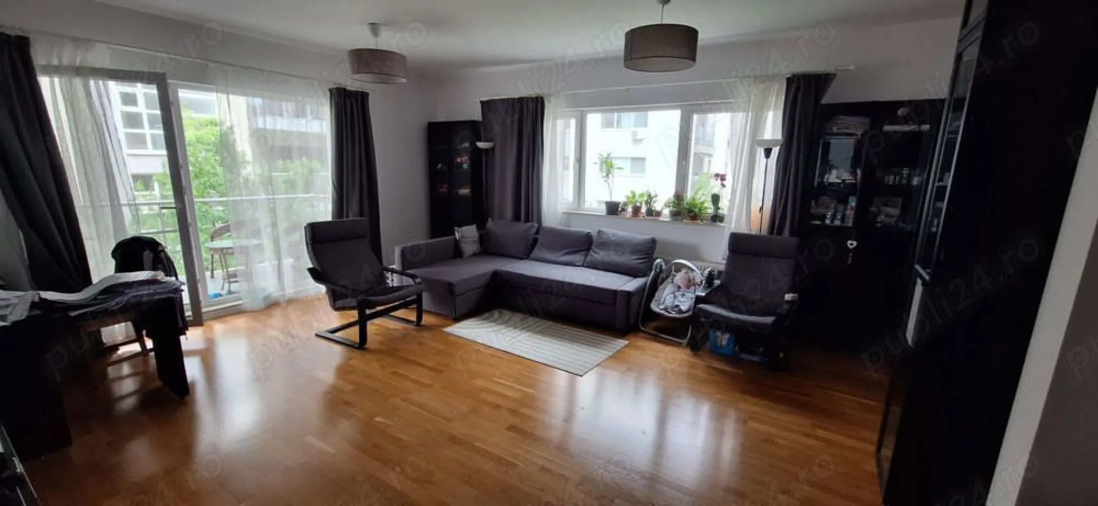 Vand apartament cu 4 camere - Va rog nu sunati de la agentii imobiliare, sa nu ne pierdem timpul, nu colaborez! Vand apartament cu 4 camere, etaj 1 din 5 in cartierul FeliCity, zona Baneasa, in sectorul 1 al capitalei. Apartamentul este spatios, cu o suprafata interioara utila de 92 mp si o terasa de 11 mp. Are 3 grupuri sanitare cu ventilator. Are 3 dormitoare complet mobilate si utilate. Are centrala termica proprie, 2 masini de spalat, usvator de rufe, televizor nou. Dispune de 2 locuri de parcare subterane, incluse in pret. Blocul dipune de lift si rampa de urcare in bloc. Complexul are buncare antiatomice, este pazit si curatat zilnic. Blocul este din beton armat turnat, extrem de rezistent la seisme puternice. Padurea Baneasa este disponibila in imediata apropiere pentru plimbari. Accesul cu masina se face de pe centura capitale
