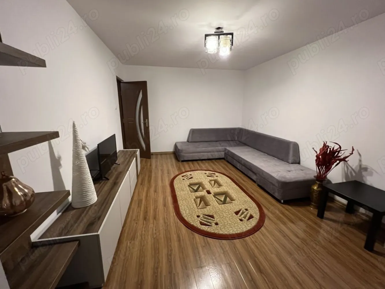Apart. 2 cam. decom, Dreptatii, 700m de metrou Lujerului, mobila NOUA - Apartament 2 camere decomandat, complet igienizat si cu mobilier nou de la Mobexpert (exceptie - partial bucataria), frigider si masina de spalat noi, la prima inchiriere. Apartamentul este foarte calduros iarna si racoros vara, situat la parter intr-un bloc cu 4 etaje, pe o strada deosebit de linistita si plina de verdeata. Apartamentul are vedere catre gradina din fata blocului, frumos amenajata. Se poate rezerva loc de parcare de la primarie. Disponibil imediat. (Fara animale de companie.)