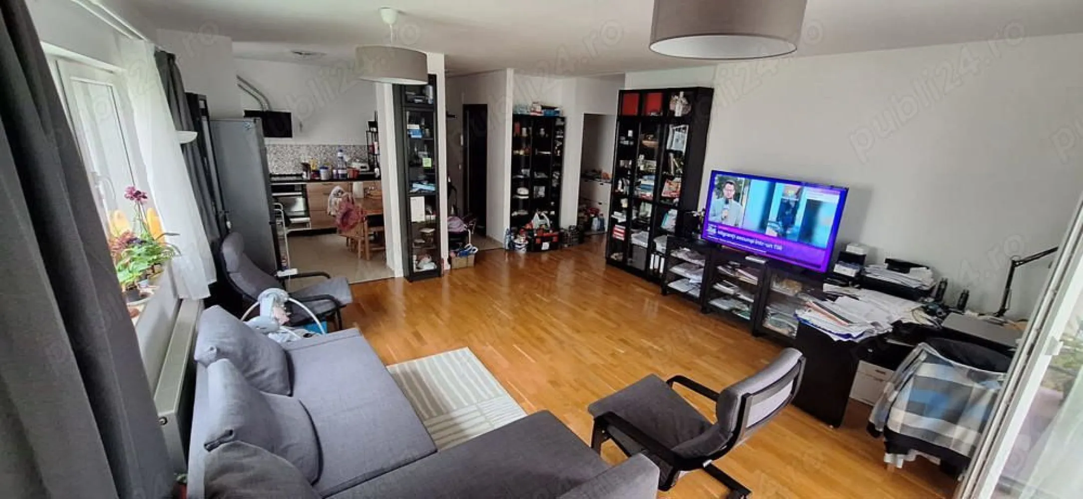 Vand apartament cu 4 camere - Va rog nu sunati de la agentii imobiliare, sa nu ne pierdem timpul, nu colaborez! Vand apartament cu 4 camere, etaj 1 din 5 in cartierul FeliCity, zona Baneasa, in sectorul 1 al capitalei. Apartamentul este spatios, cu o suprafata interioara utila de 92 mp si o terasa de 11 mp. Are 3 grupuri sanitare cu ventilator. Are 3 dormitoare complet mobilate si utilate. Are centrala termica proprie, 2 masini de spalat, usvator de rufe, televizor nou. Dispune de 2 locuri de parcare subterane, incluse in pret. Blocul dipune de lift si rampa de urcare in bloc. Complexul are buncare antiatomice, este pazit si curatat zilnic. Blocul este din beton armat turnat, extrem de rezistent la seisme puternice. Padurea Baneasa este disponibila in imediata apropiere pentru plimbari. Accesul cu masina se face de pe centura capitale