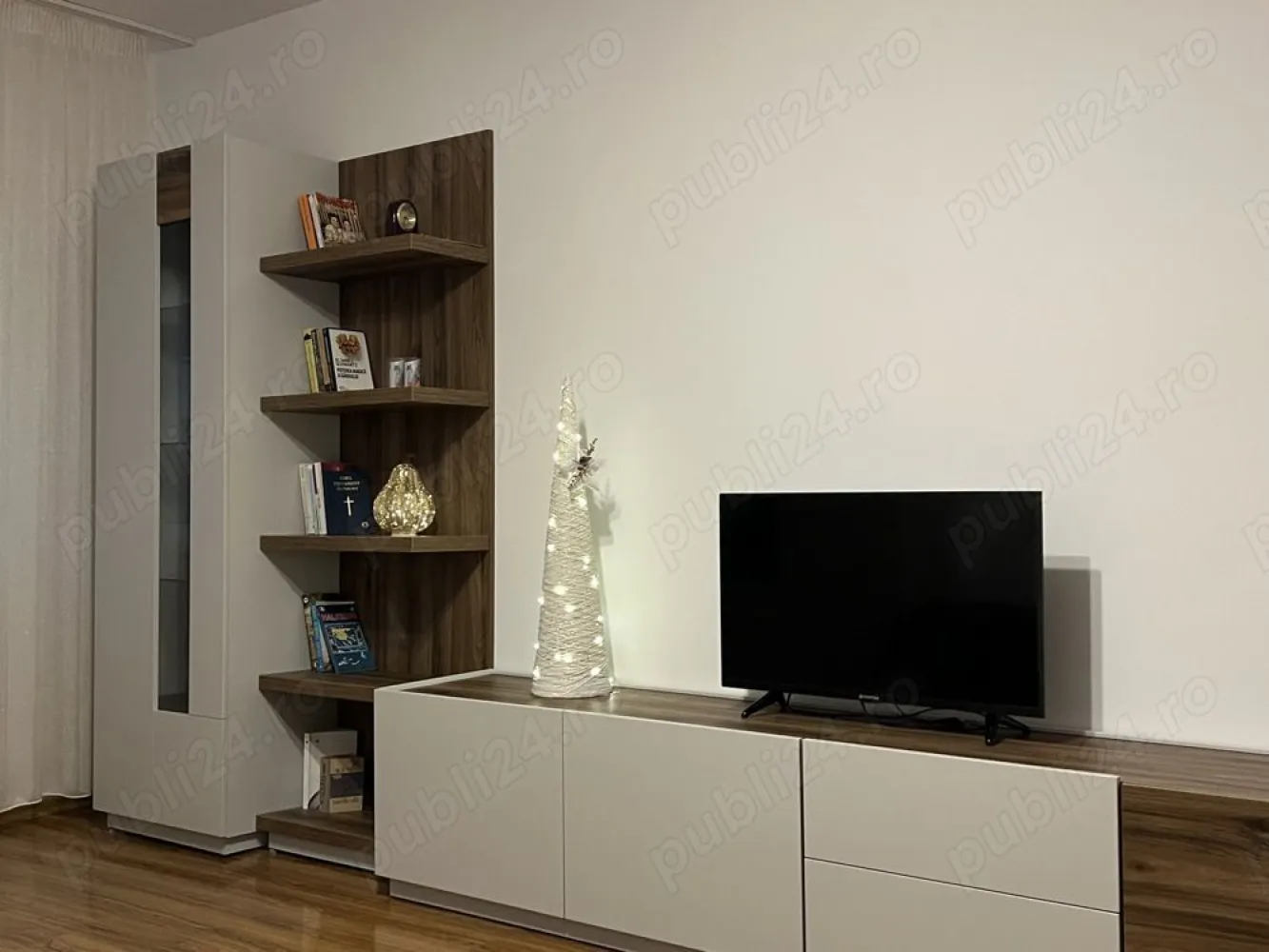 Apart. 2 cam. decom, Dreptatii, 700m de metrou Lujerului, mobila NOUA - Apartament 2 camere decomandat, complet igienizat si cu mobilier nou de la Mobexpert (exceptie - partial bucataria), frigider si masina de spalat noi, la prima inchiriere. Apartamentul este foarte calduros iarna si racoros vara, situat la parter intr-un bloc cu 4 etaje, pe o strada deosebit de linistita si plina de verdeata. Apartamentul are vedere catre gradina din fata blocului, frumos amenajata. Se poate rezerva loc de parcare de la primarie. Disponibil imediat. (Fara animale de companie.)
