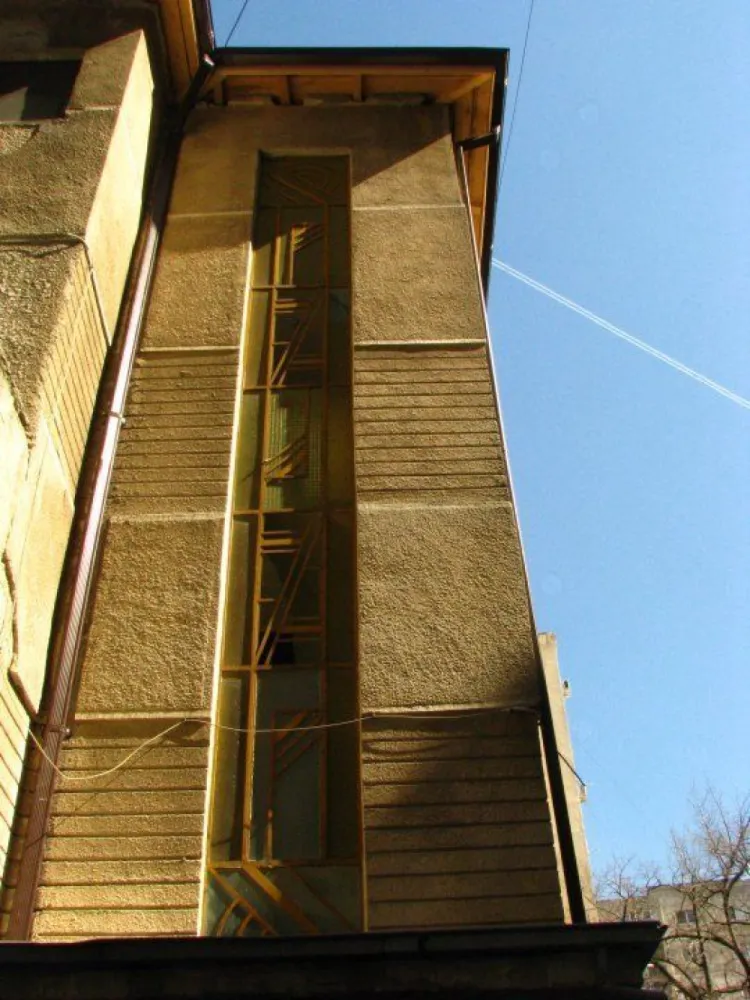 9 camere, Bd. Ferdinand, langa metrou Iancului - De vanzare 3 apartamente invecinate (2 + 3 + 4 camere) in bloc interbelic fara risc seismic, suprafata utila 195 mp, plus teren aferent 150 mp in proprietate indiviza. 2 apartamente (2 + 4 camere) se afla la mezanin (parter inalt). Al treilea (3 camere) se afla la demisol si toate camerele au ferestre (inclusiv baia si bucataria). Apartamentele pot fi folosite impreuna sau individual. Fiecare apartament are intrare separata si contorizare individuala la electricitate, apa si gaze. Apartamentele si intregul bloc au beneficiat de renovari si modernizari extinse: a) Instalatia de apa si canalizare a fost schimbata integral (tevile din apartamente, coloanele si conductele generale subterane, pana in strada - cupru pe circuitul de apa si PVC pe cel de canalizare); b) Instalatiile electrice interioare au fost refacute integral, conform standardelor actuale, pe fir de cupru si legate la o impamantare proprie a imobilului; c) Peretii au fost camasuiti (decopertati pana la caramida, rostuiti, imbracati cu plasa metalica de Buzau si retencuiti); d) S-au refacut acoperisul, jgheaburile si burlanele intregului bloc; e) S-au inlocuit toate ferestrele cu tamplarie PVC de culoarea lemnului (stejar auriu), cu geam termopan. Practic, in urma unei investitii substantiale, s-au efectuat toate lucrarile grele, murdare si scumpe ale unei renovari de calitate, garantand astfel o locuire fara griji timp de multi ani. 2 apartamente (7 camere) se vand la stadiul de alb, iar al treilea (2 camere) la stadiul de gri. Camerele de la demisol se afla pe un hol comun cu un alt proprietar. Imobilul se afla la 5 minute de mers pe jos de statia de metrou Iancului si de toate autobuzele / troleibuzele / tramvaiele din zona Bd. Ferdinand / Mihai Bravu / Sos. Iancului. Piata Obor este la o statie de tramvai, Mega Mall la 5 minute de mers cu masina. Nu ofer comision agentiilor sau altor intermediari. Va rog sa ma contactati in principal pe Whatsapp, la apeluri pot raspunde doar ocazional.