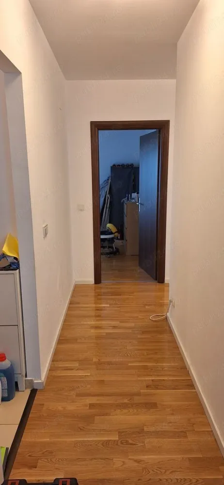 Vand apartament cu 4 camere - Va rog nu sunati de la agentii imobiliare, sa nu ne pierdem timpul, nu colaborez! Vand apartament cu 4 camere, etaj 1 din 5 in cartierul FeliCity, zona Baneasa, in sectorul 1 al capitalei. Apartamentul este spatios, cu o suprafata interioara utila de 92 mp si o terasa de 11 mp. Are 3 grupuri sanitare cu ventilator. Are 3 dormitoare complet mobilate si utilate. Are centrala termica proprie, 2 masini de spalat, usvator de rufe, televizor nou. Dispune de 2 locuri de parcare subterane, incluse in pret. Blocul dipune de lift si rampa de urcare in bloc. Complexul are buncare antiatomice, este pazit si curatat zilnic. Blocul este din beton armat turnat, extrem de rezistent la seisme puternice. Padurea Baneasa este disponibila in imediata apropiere pentru plimbari. Accesul cu masina se face de pe centura capitale