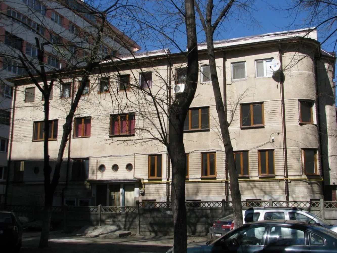 9 camere, Bd. Ferdinand, langa metrou Iancului - De vanzare 3 apartamente invecinate (2 + 3 + 4 camere) in bloc interbelic fara risc seismic, suprafata utila 195 mp, plus teren aferent 150 mp in proprietate indiviza. 2 apartamente (2 + 4 camere) se afla la mezanin (parter inalt). Al treilea (3 camere) se afla la demisol si toate camerele au ferestre (inclusiv baia si bucataria). Apartamentele pot fi folosite impreuna sau individual. Fiecare apartament are intrare separata si contorizare individuala la electricitate, apa si gaze. Apartamentele si intregul bloc au beneficiat de renovari si modernizari extinse: a) Instalatia de apa si canalizare a fost schimbata integral (tevile din apartamente, coloanele si conductele generale subterane, pana in strada - cupru pe circuitul de apa si PVC pe cel de canalizare); b) Instalatiile electrice interioare au fost refacute integral, conform standardelor actuale, pe fir de cupru si legate la o impamantare proprie a imobilului; c) Peretii au fost camasuiti (decopertati pana la caramida, rostuiti, imbracati cu plasa metalica de Buzau si retencuiti); d) S-au refacut acoperisul, jgheaburile si burlanele intregului bloc; e) S-au inlocuit toate ferestrele cu tamplarie PVC de culoarea lemnului (stejar auriu), cu geam termopan. Practic, in urma unei investitii substantiale, s-au efectuat toate lucrarile grele, murdare si scumpe ale unei renovari de calitate, garantand astfel o locuire fara griji timp de multi ani. 2 apartamente (7 camere) se vand la stadiul de alb, iar al treilea (2 camere) la stadiul de gri. Camerele de la demisol se afla pe un hol comun cu un alt proprietar. Imobilul se afla la 5 minute de mers pe jos de statia de metrou Iancului si de toate autobuzele / troleibuzele / tramvaiele din zona Bd. Ferdinand / Mihai Bravu / Sos. Iancului. Piata Obor este la o statie de tramvai, Mega Mall la 5 minute de mers cu masina. Nu ofer comision agentiilor sau altor intermediari. Va rog sa ma contactati in principal pe Whatsapp, la apeluri pot raspunde doar ocazional.