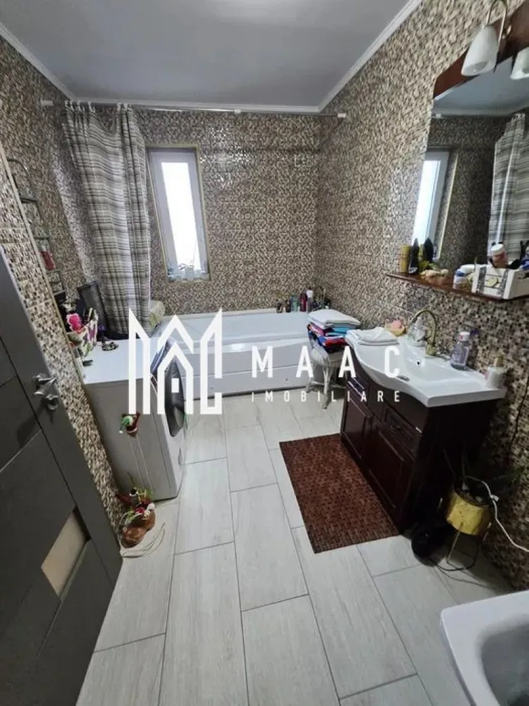 Casă 4 camere | 156MP | Curte 90 MP | Cartierul Arhitecților - MAAC Imobiliare vă prezintă spre vânzare o casă spațioasă și modernă, situată în Cartierul Arhitecților. Proprietatea este construită pe două nivele și mansardă locuibilă, oferind o suprafață generoasă și toate dotările necesare pentru confortul unei familii. Detalii proprietate: Curte privată: 90 mp Compartimentare: Parter: living luminos, bucătărie separată, cameră suplimentară (pretabilă dressing sau baie), ieșire directă pe terasă, încălzire în pardoseală pe toată suprafața. Etaj: 3 camere spațioase și o baie cu cadă. Mansardă: placă turnată, izolată și complet amenajată pentru locuit, întinsă pe întreaga suprafață a casei. Avantaje: Casă mobilată și utilată complet Încălzire în pardoseală la parter Terasă și curte private Mansardă locuibilă – spațiu suplimentar valoros Pentru mai multe detalii sau pentru a programa o vizionare, vă rugăm să ne contactați. Specificați ID-ul CP2765481. }}