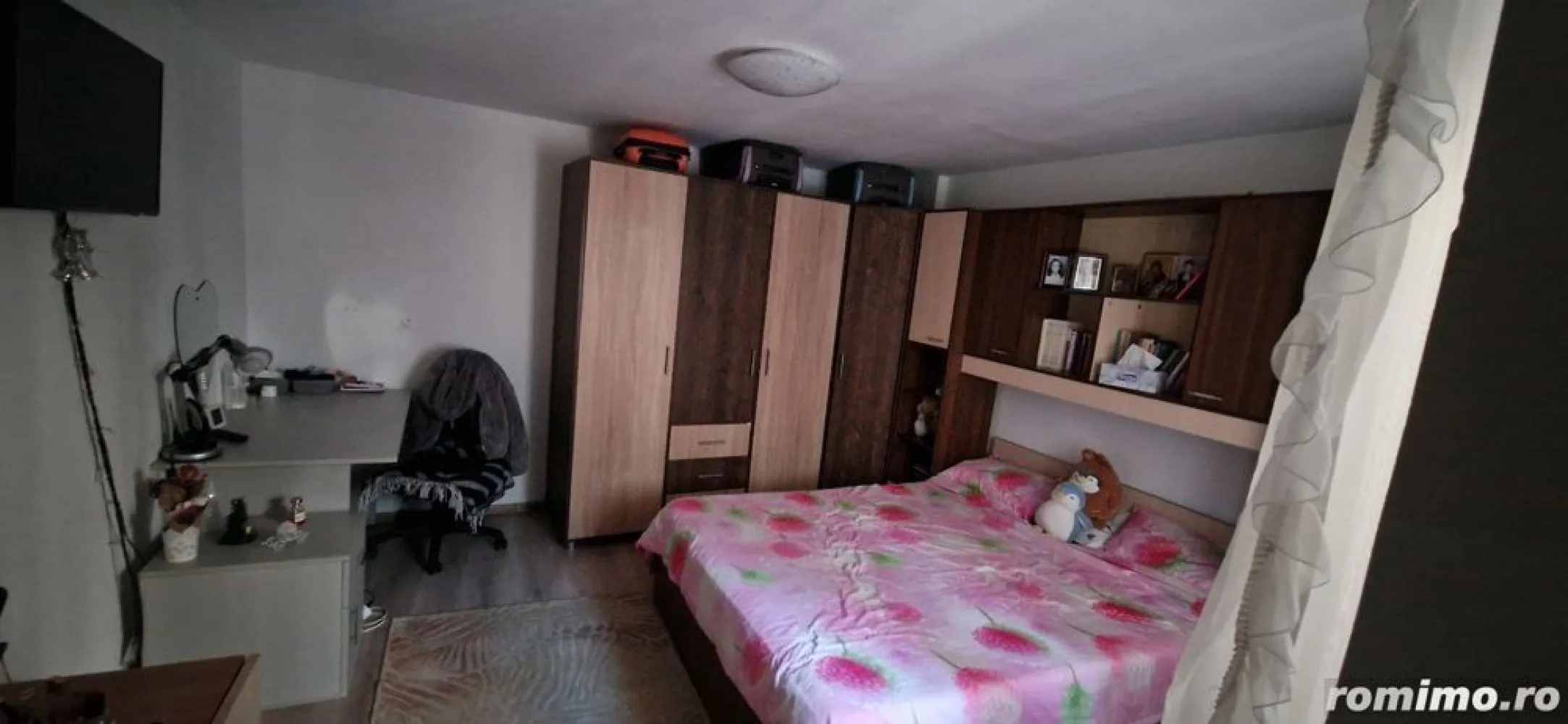 Vand Casa 4 camere ,Rahova Salaj - Propietar Vând casa cu teren ,strada asfaltata,zona Rahova,suprafata totala 315 mp,compusa din 4 camere a câte 15 mp,2 bai un hol,,2 bucatarii,3 anexe,beci,pod pe toată lungimea casei,racordata la toate utilitățile,3 aparate aer condiționat,centrala Ariston noua,calorifere Ferroli  în toate camerele,termopane,izolata interior și exterior.Deschidere stradala 12,5ml ,suprafață utila 138mp ,suprafata libera curte 157mp,loc parcare 2 mașini,una în curte și 2 la poarta!Acces facil mijloace de transport,piața,instituții învățământ la 5 min  distanta,Carrefour,Mega,Lidl,Kaufland,etc.