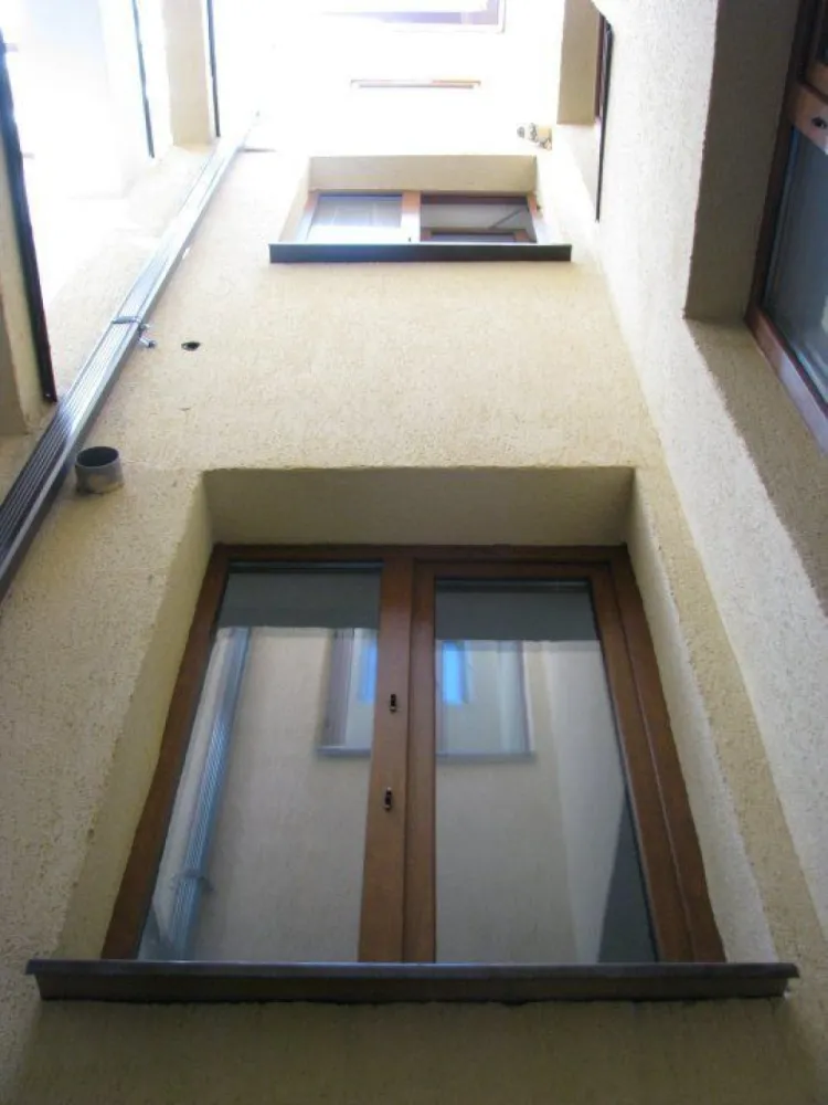 9 camere, Bd. Ferdinand, langa metrou Iancului - De vanzare 3 apartamente invecinate (2 + 3 + 4 camere) in bloc interbelic fara risc seismic, suprafata utila 195 mp, plus teren aferent 150 mp in proprietate indiviza. 2 apartamente (2 + 4 camere) se afla la mezanin (parter inalt). Al treilea (3 camere) se afla la demisol si toate camerele au ferestre (inclusiv baia si bucataria). Apartamentele pot fi folosite impreuna sau individual. Fiecare apartament are intrare separata si contorizare individuala la electricitate, apa si gaze. Apartamentele si intregul bloc au beneficiat de renovari si modernizari extinse: a) Instalatia de apa si canalizare a fost schimbata integral (tevile din apartamente, coloanele si conductele generale subterane, pana in strada - cupru pe circuitul de apa si PVC pe cel de canalizare); b) Instalatiile electrice interioare au fost refacute integral, conform standardelor actuale, pe fir de cupru si legate la o impamantare proprie a imobilului; c) Peretii au fost camasuiti (decopertati pana la caramida, rostuiti, imbracati cu plasa metalica de Buzau si retencuiti); d) S-au refacut acoperisul, jgheaburile si burlanele intregului bloc; e) S-au inlocuit toate ferestrele cu tamplarie PVC de culoarea lemnului (stejar auriu), cu geam termopan. Practic, in urma unei investitii substantiale, s-au efectuat toate lucrarile grele, murdare si scumpe ale unei renovari de calitate, garantand astfel o locuire fara griji timp de multi ani. 2 apartamente (7 camere) se vand la stadiul de alb, iar al treilea (2 camere) la stadiul de gri. Camerele de la demisol se afla pe un hol comun cu un alt proprietar. Imobilul se afla la 5 minute de mers pe jos de statia de metrou Iancului si de toate autobuzele / troleibuzele / tramvaiele din zona Bd. Ferdinand / Mihai Bravu / Sos. Iancului. Piata Obor este la o statie de tramvai, Mega Mall la 5 minute de mers cu masina. Nu ofer comision agentiilor sau altor intermediari. Va rog sa ma contactati in principal pe Whatsapp, la apeluri pot raspunde doar ocazional.