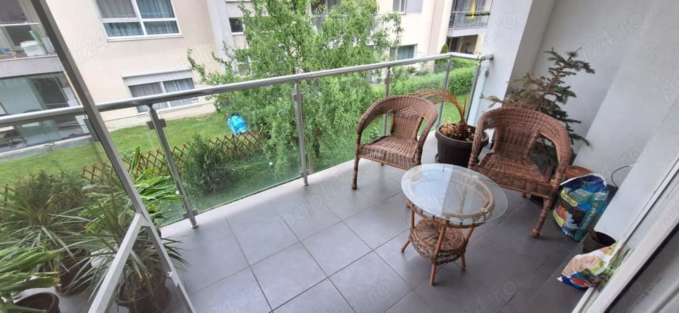 Vand apartament cu 4 camere - Va rog nu sunati de la agentii imobiliare, sa nu ne pierdem timpul, nu colaborez! Vand apartament cu 4 camere, etaj 1 din 5 in cartierul FeliCity, zona Baneasa, in sectorul 1 al capitalei. Apartamentul este spatios, cu o suprafata interioara utila de 92 mp si o terasa de 11 mp. Are 3 grupuri sanitare cu ventilator. Are 3 dormitoare complet mobilate si utilate. Are centrala termica proprie, 2 masini de spalat, usvator de rufe, televizor nou. Dispune de 2 locuri de parcare subterane, incluse in pret. Blocul dipune de lift si rampa de urcare in bloc. Complexul are buncare antiatomice, este pazit si curatat zilnic. Blocul este din beton armat turnat, extrem de rezistent la seisme puternice. Padurea Baneasa este disponibila in imediata apropiere pentru plimbari. Accesul cu masina se face de pe centura capitale