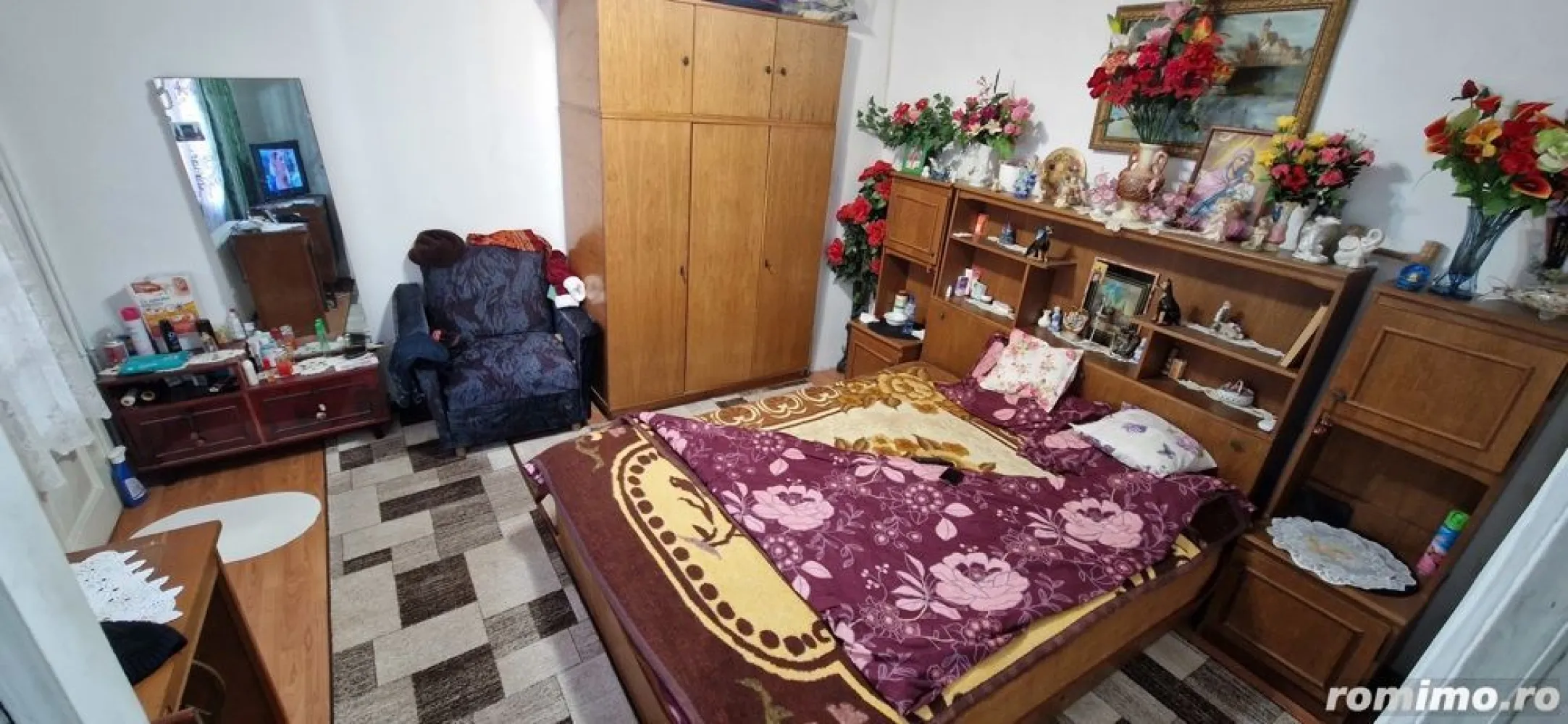 Vand Casa 4 camere ,Rahova Salaj - Propietar Vând casa cu teren ,strada asfaltata,zona Rahova,suprafata totala 315 mp,compusa din 4 camere a câte 15 mp,2 bai un hol,,2 bucatarii,3 anexe,beci,pod pe toată lungimea casei,racordata la toate utilitățile,3 aparate aer condiționat,centrala Ariston noua,calorifere Ferroli  în toate camerele,termopane,izolata interior și exterior.Deschidere stradala 12,5ml ,suprafață utila 138mp ,suprafata libera curte 157mp,loc parcare 2 mașini,una în curte și 2 la poarta!Acces facil mijloace de transport,piața,instituții învățământ la 5 min  distanta,Carrefour,Mega,Lidl,Kaufland,etc.