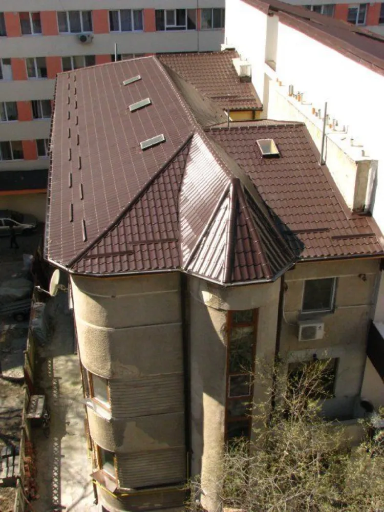 9 camere, Bd. Ferdinand, langa metrou Iancului - De vanzare 3 apartamente invecinate (2 + 3 + 4 camere) in bloc interbelic fara risc seismic, suprafata utila 195 mp, plus teren aferent 150 mp in proprietate indiviza. 2 apartamente (2 + 4 camere) se afla la mezanin (parter inalt). Al treilea (3 camere) se afla la demisol si toate camerele au ferestre (inclusiv baia si bucataria). Apartamentele pot fi folosite impreuna sau individual. Fiecare apartament are intrare separata si contorizare individuala la electricitate, apa si gaze. Apartamentele si intregul bloc au beneficiat de renovari si modernizari extinse: a) Instalatia de apa si canalizare a fost schimbata integral (tevile din apartamente, coloanele si conductele generale subterane, pana in strada - cupru pe circuitul de apa si PVC pe cel de canalizare); b) Instalatiile electrice interioare au fost refacute integral, conform standardelor actuale, pe fir de cupru si legate la o impamantare proprie a imobilului; c) Peretii au fost camasuiti (decopertati pana la caramida, rostuiti, imbracati cu plasa metalica de Buzau si retencuiti); d) S-au refacut acoperisul, jgheaburile si burlanele intregului bloc; e) S-au inlocuit toate ferestrele cu tamplarie PVC de culoarea lemnului (stejar auriu), cu geam termopan. Practic, in urma unei investitii substantiale, s-au efectuat toate lucrarile grele, murdare si scumpe ale unei renovari de calitate, garantand astfel o locuire fara griji timp de multi ani. 2 apartamente (7 camere) se vand la stadiul de alb, iar al treilea (2 camere) la stadiul de gri. Camerele de la demisol se afla pe un hol comun cu un alt proprietar. Imobilul se afla la 5 minute de mers pe jos de statia de metrou Iancului si de toate autobuzele / troleibuzele / tramvaiele din zona Bd. Ferdinand / Mihai Bravu / Sos. Iancului. Piata Obor este la o statie de tramvai, Mega Mall la 5 minute de mers cu masina. Nu ofer comision agentiilor sau altor intermediari. Va rog sa ma contactati in principal pe Whatsapp, la apeluri pot raspunde doar ocazional.